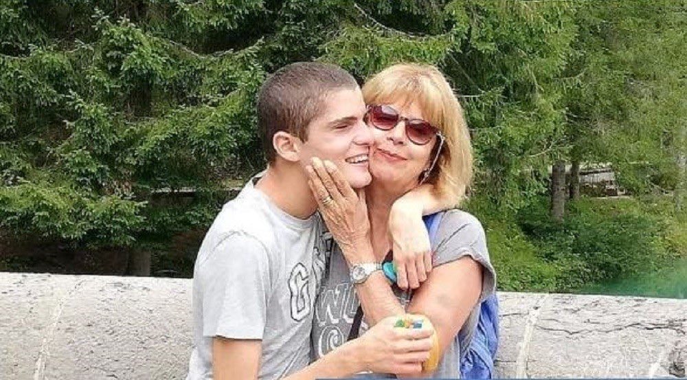 C’è una frase, in questa vicenda, che dovrebbe inchiodarci tutti alla vergogna: «Sono in imbarazzo, ma alcuni ospiti si sono detti infastiditi dalla presenza di suo figlio».
Un ragazzo non vedente, con una disabilità cognitiva, viene allontanato dalla sala ristorante di un hotel