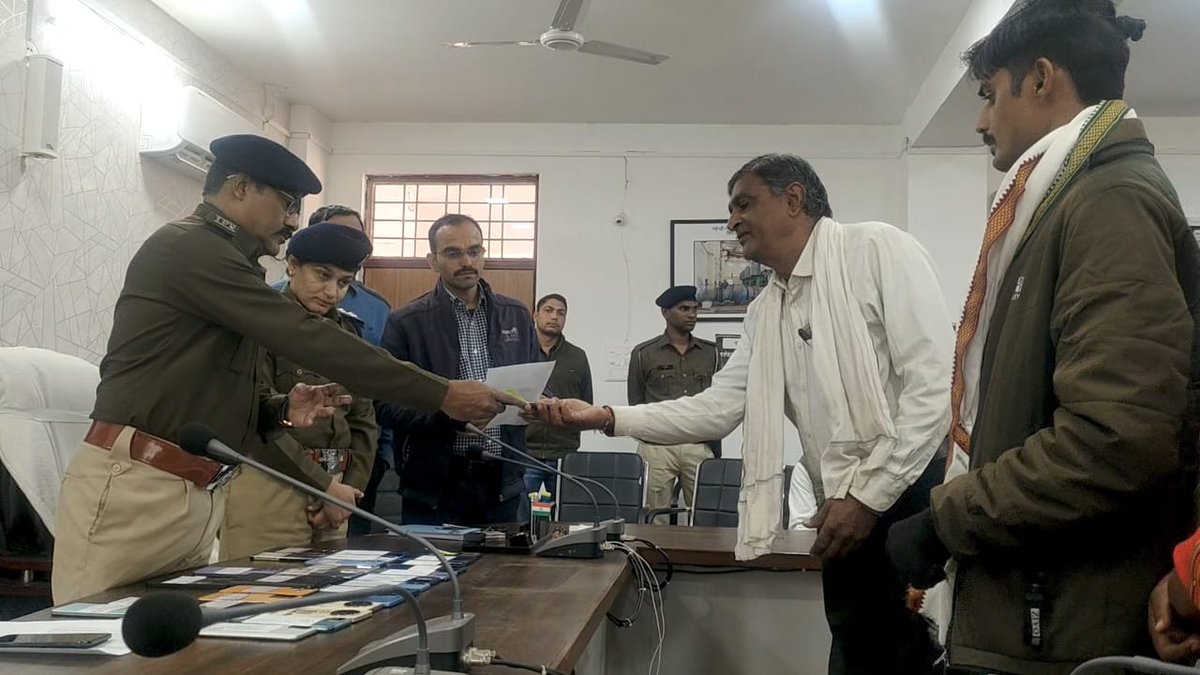 मऊगंज पुलिस के 'ऑपरेशन रिंग टोन' को बड़ी सफलता! 📱👮‍♂️
SP मऊगंज के निर्देशन में तकनीकी सेल ने 37 गुमशुदा मोबाइल (कीमत ₹6.5 लाख) बरामद कर आज मालिकों को सौंपे। CEIR पोर्टल और सर्विलांस की मदद से मिली यह सफलता। मोबाइल वापस पाकर नागरिकों के चेहरे खिल उठे।
<a href="/mohdept/">Home Department, MP</a> 
<a href="/MPPoliceDeptt/">Madhya Pradesh Police</a>