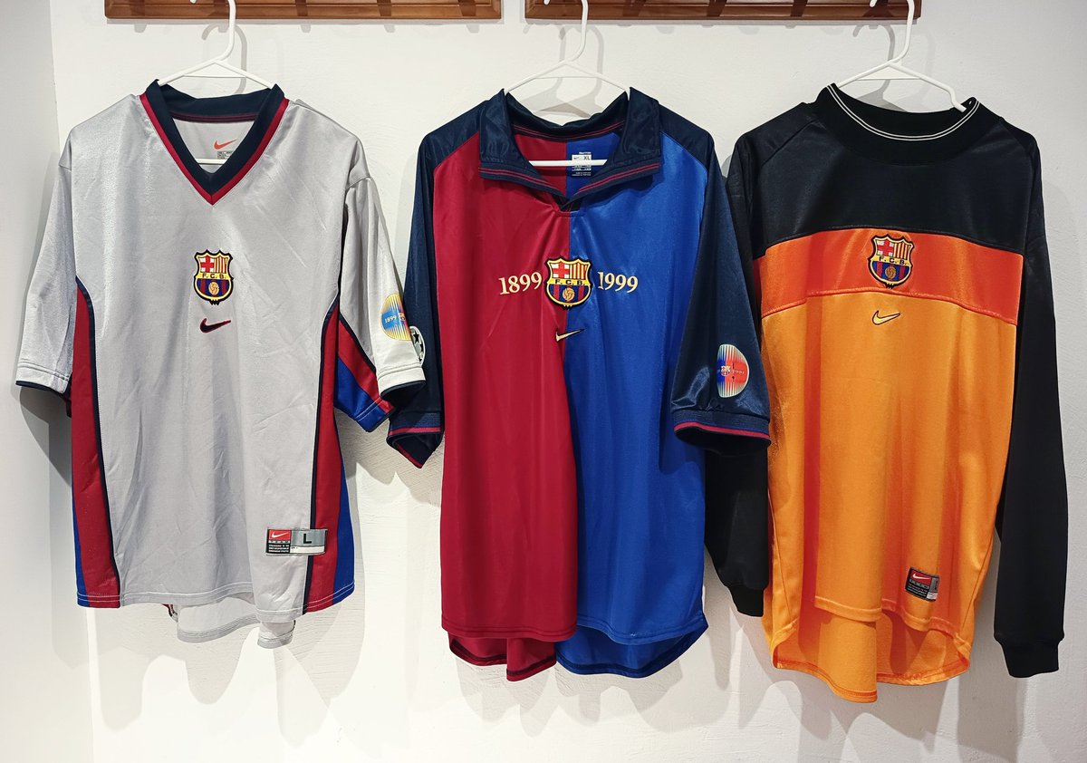 xavilovic's tweet photo. 🔵🔴 FCB 1999 - 2000

El repte és majúscul. Any del centenari, i Nike compleix amb escreix. Per mi, la millor samarreta de la història del Barça i  una grisa suplent preciosa. Pep i Lucho hi havien de ser 😍

Ah, i em va sorgir l'opció Hesp i s'havia d'aprofitar. #BravoCaprabo https://t.co/E267YX33dO
