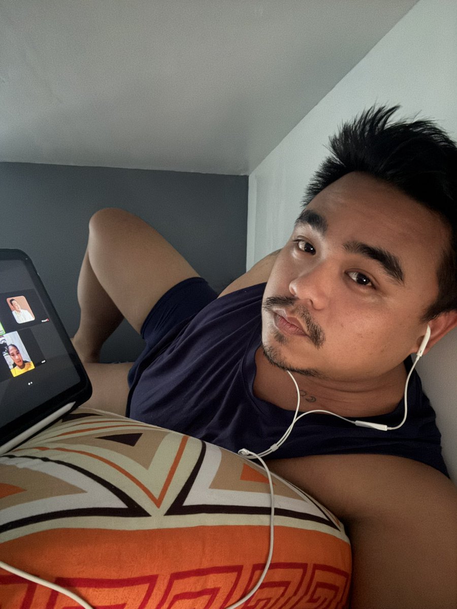 enzoozee's tweet photo. Today’s setup! Just doung a little HR side hustle from home. I told the applicants and the manager that I’m not feeling well, so I’ll just keep my camera off hahahhaa https://t.co/3iLeooSGRh