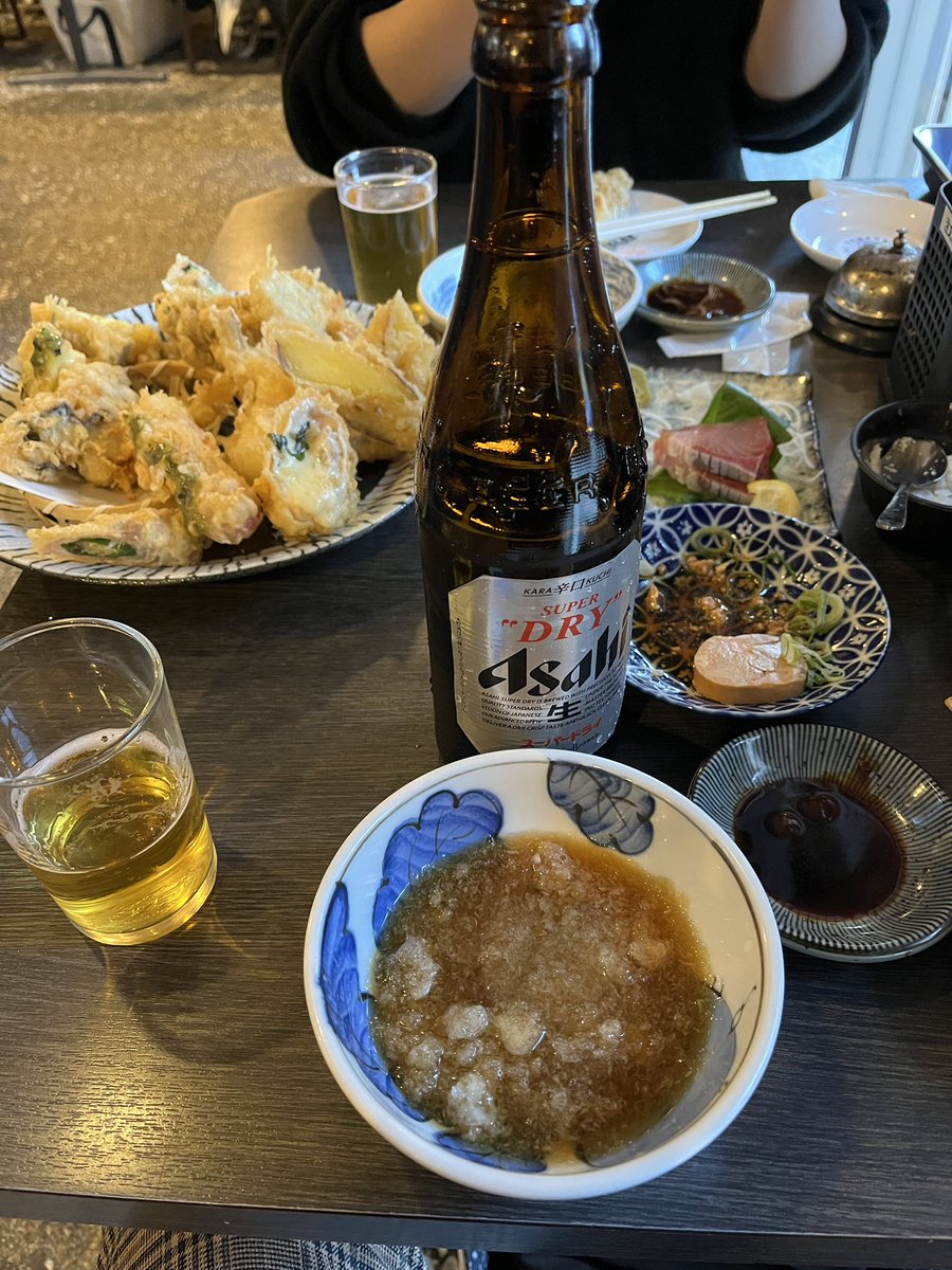 marimoVV's tweet photo. アサリ汁と天ぷらが有名な店
床に食べた殻捨てんねん（アサリ汁の写真はない） https://t.co/LbZUkOB91s