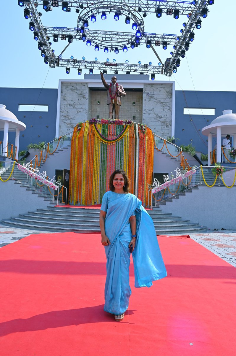 भारतरत्न डॉ. बाबासाहेब आंबेडकर के महापरिनिर्वाण दिन पर उन्हें नमन....

पूरी रचना 👇👇

जो दे दिया पैग़ाम, दुनिया को न हो पिछड़ा यहाँ बेशक
आगे झुके न सर किसी के, हो निगाहें चाँद तारों तक
इंसानियत की जंग के रूहे-रवाँ बन, बह रहे थे तुम
थे हर किसी मज़लूम के, बस एक तबके के नहीं थे तुम