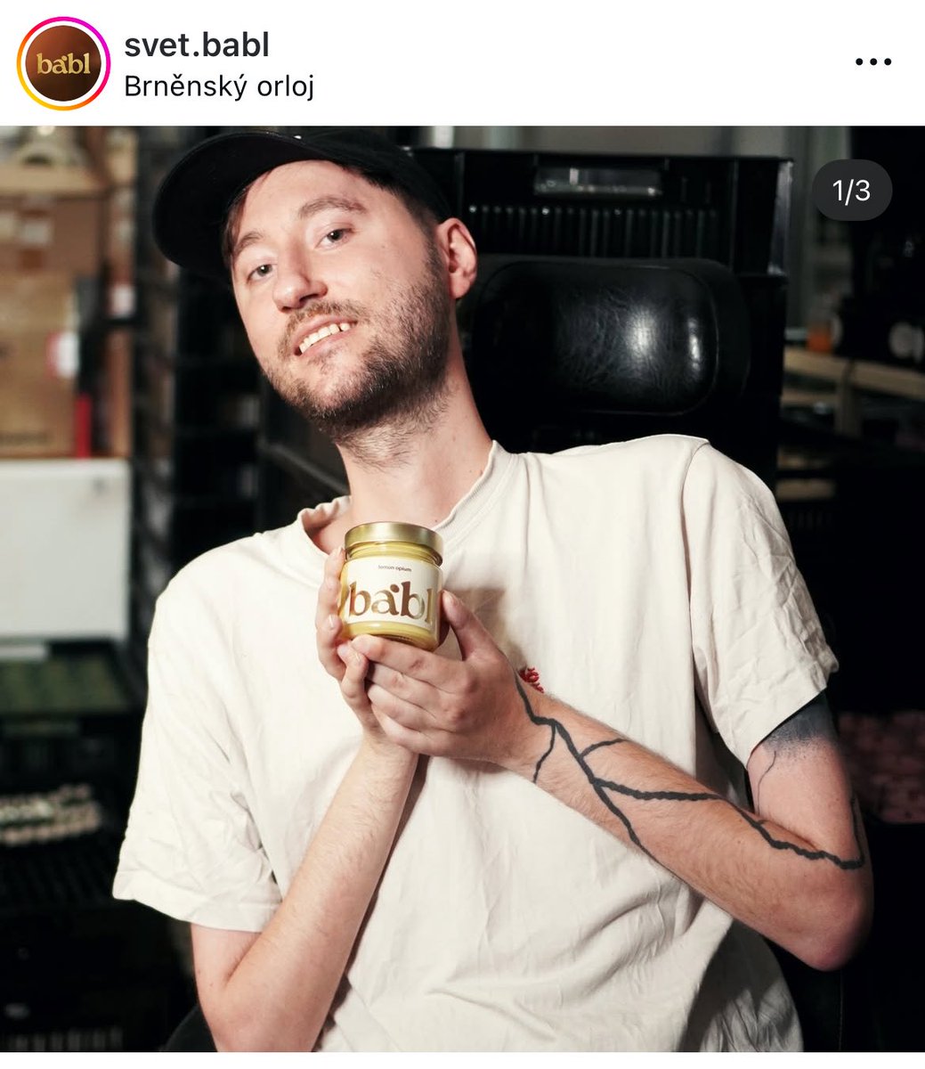 Tyhle týpky mám fakt ráda. Prostě i když se s nima život nemazlí, jdou do toho po hlavě. Takže, jestli přemýšlíte ještě nad dárkama, tady je skvělá možnost, jak udělat někomu radost a podpořit kluka, kterej se nevzdává a maká. 
Šikovní si najdou SVĚT BABL a zbytek nechám na vás🩷