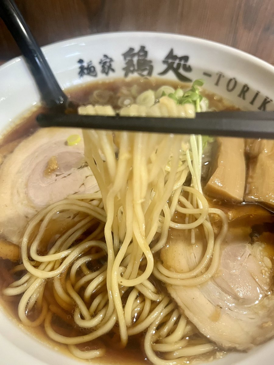 新潟市江南区元町3-2-29の【麺家 鶏処 TORIKO】の『鶏処醤油(¥830税込)』♪嬉しイ3枚標準装備な肉めチャーシュー/ゴリゴリジョリジョリ濃めメンマ/モサモサシャキシャキ辛め禰宜♪生姜強め&amp;醤油強めスープ♪新種な「亀田ブラック」ラーメン♪ #新潟グルメ #新潟ラーメン #ramen_cp #最愛新潟ラーメンcp
