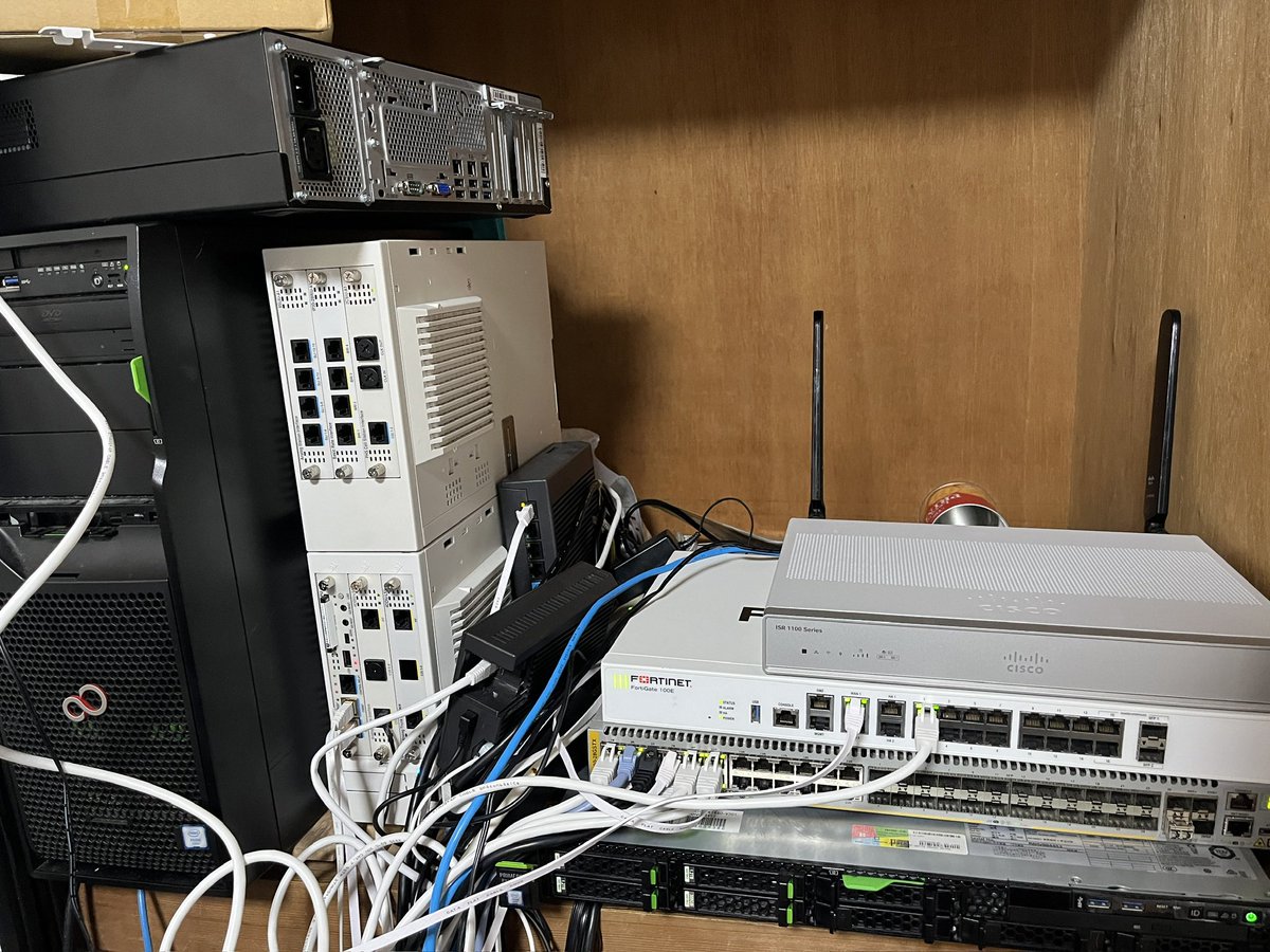 我が家のサーバーよ
かっこいいけど添い寝辛い
ネットワーク冗長化とかしてみたいものだ