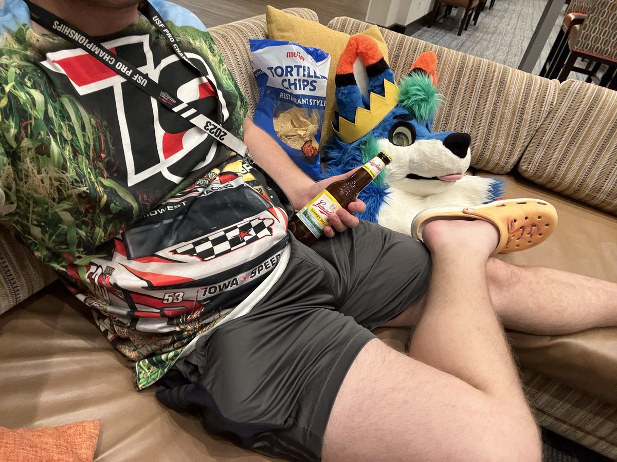 Nice part about the Hampton is you can just chillax in the lobby if it’s not main

Can’t sleep but me body sure tired, will send pics tomorrow!