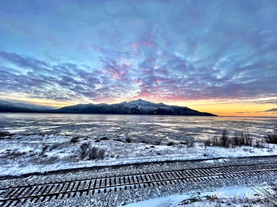 lonzom10's tweet photo. Train Track Tuesday! 🚂

A photo of the Alaskan Railroad along Turnagain Arm at sunrise.

#TrainTrack #RailRoad #TurnAgainArm https://t.co/fLvIAUHhie