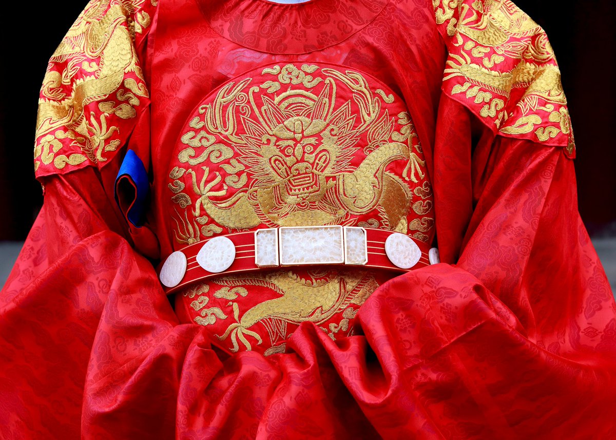 soonsoohandog's tweet image. 왕의 옷