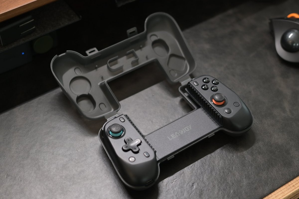 nantehida03's tweet image. LEADJOYのblade plus！
本体を挟んでBluetooth接続でスマホでもSwitch、Switch2でも使えるコントローラー登場
カラーがSwitch2に似てて違和感ないw
ジャイロやマクロ、キーキャップも交換可能みたい
とりあえず色々使ってみる！
#PR #LEADjoy