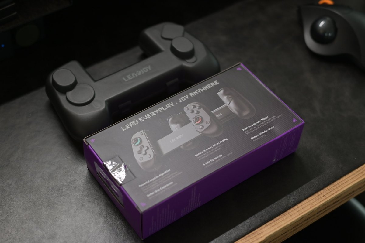 nantehida03's tweet image. LEADJOYのblade plus！
本体を挟んでBluetooth接続でスマホでもSwitch、Switch2でも使えるコントローラー登場
カラーがSwitch2に似てて違和感ないw
ジャイロやマクロ、キーキャップも交換可能みたい
とりあえず色々使ってみる！
#PR #LEADjoy