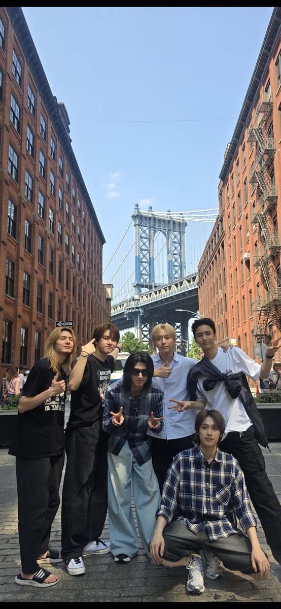 XH_official's tweet image. 엑디즈의 4번째 생일♡
여러분과의 만남도 어느덧 4년째군요 ㅎㅎ
함께한 시간 중엔 재밌고 아련했던 좋은 기억과 추억뿐이라 정말 행복합니다.
앞으로 그리는 엑디즈의 미래에 여러분들의 응원과 사랑으로 가득하길 바라며, 그 응원에 힘입어 항상 좋은 음악과 무대로 보답하고 저희 또한 여러분들께…