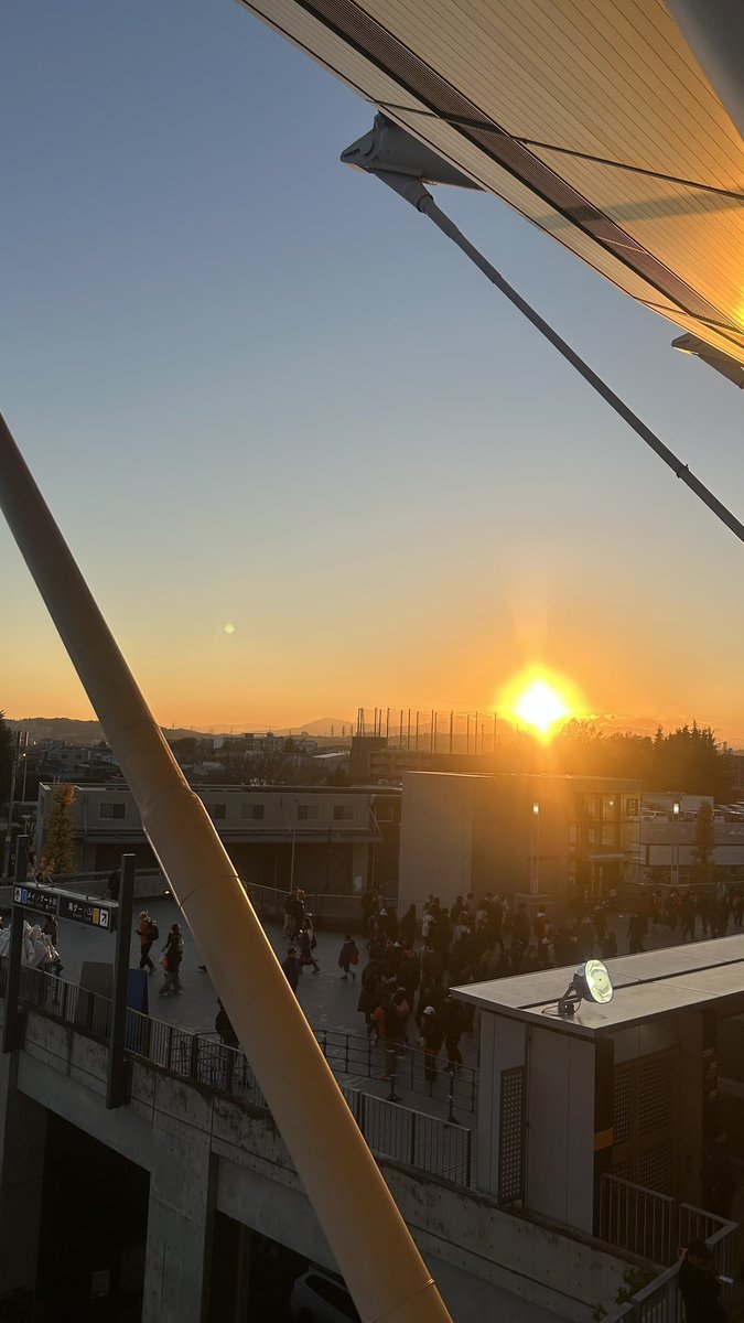 1年間お疲れ様でした🦢
試合終わってスタジアム出たら
アルビカラーの空でした！