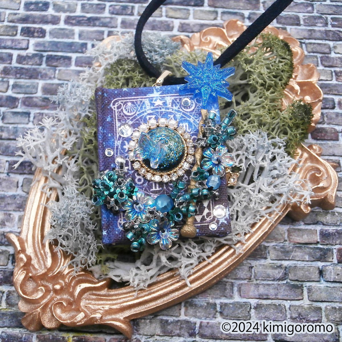 ✨#月灯りのアトリアマルシェ 出店ブース紹介

君衣（初参加）

大人の童心をコンセプトに“夢のよすが作り”を生業としております。魔法書ペンダント、薬瓶ネックレスほか、お手に取って少女の頃のときめきを思い出すよすがにして頂けたなら幸いです。