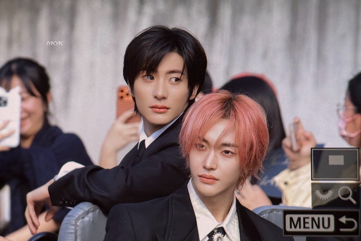 Hazel9502's tweet photo. หน้าหนาว 2/10 
หน้าหล่อมีแฟนผมชมพู เอาไปเลยล้าน/10 จบ https://t.co/rwQYTDK2pf