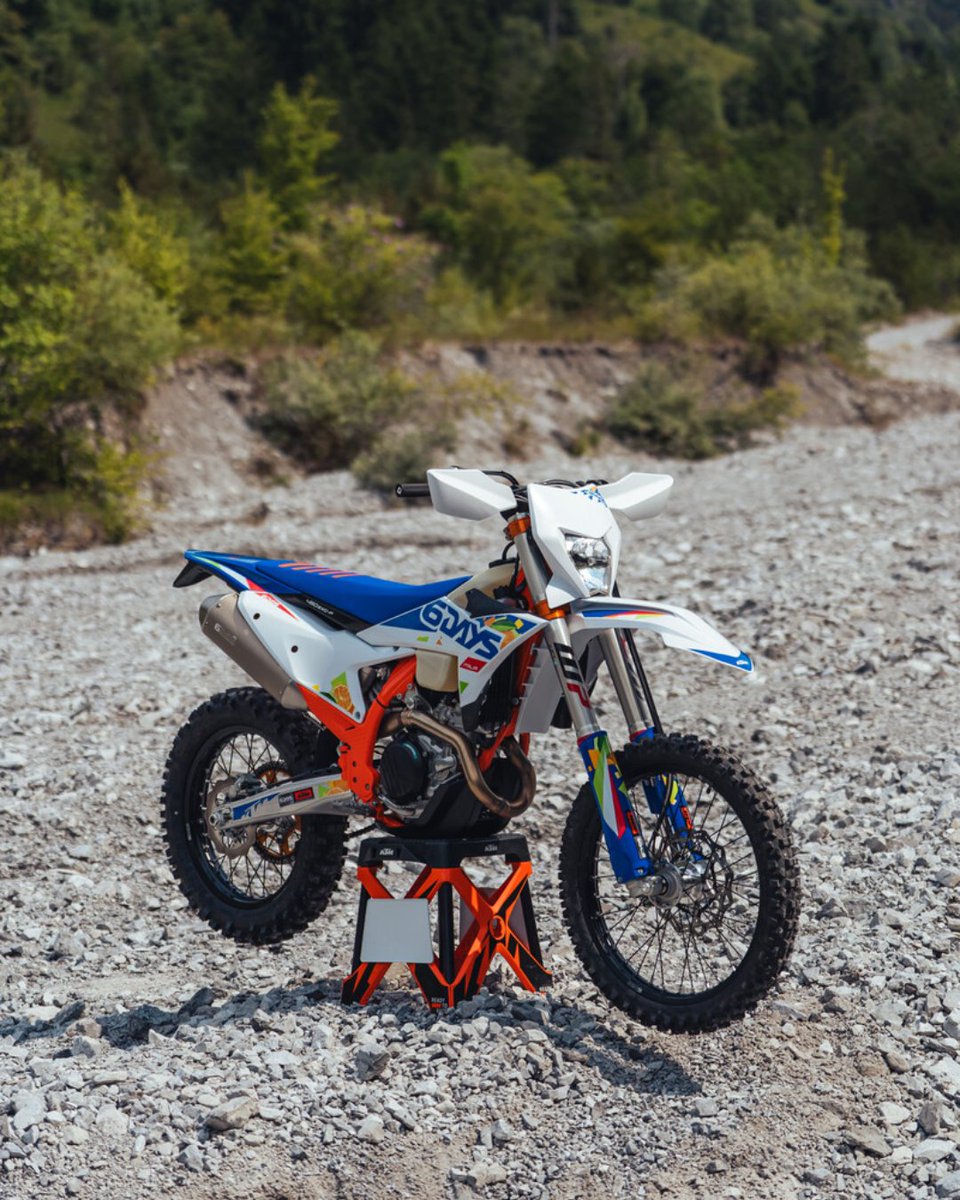 KTM_UK's tweet image. Hitting you on the sixth day with a KTM 350 EXC-F 6DAYS!

Ridiculously specced as standard and sporting an orange frame and iconic 6DAYS branding, this special edition endeavors to elevate your enduro game.💪 brnw.ch/21wY81r

#KTM #ReadyToRace #Enduro #KTM350EXCF #SixDays