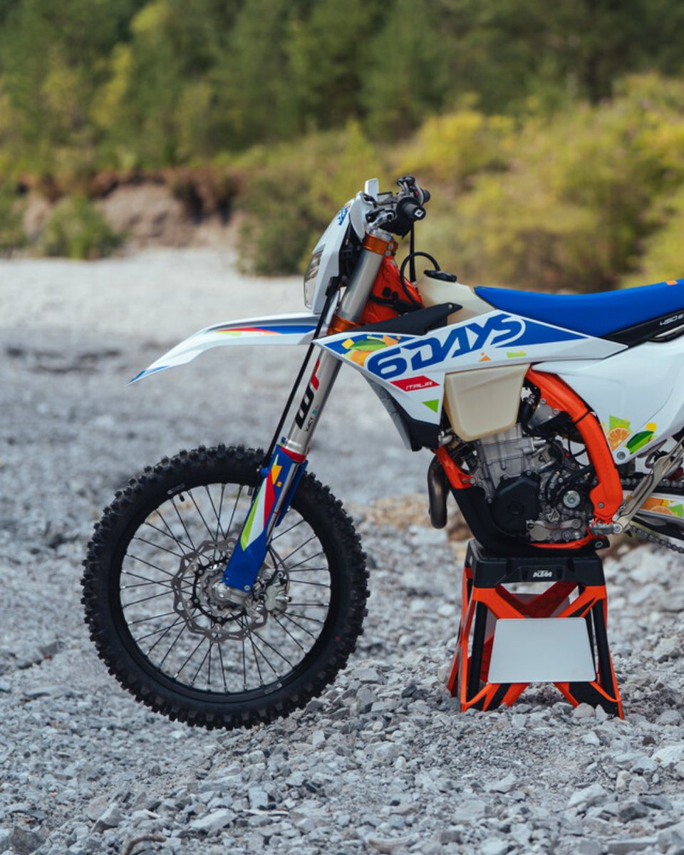 KTM_UK's tweet image. Hitting you on the sixth day with a KTM 350 EXC-F 6DAYS!

Ridiculously specced as standard and sporting an orange frame and iconic 6DAYS branding, this special edition endeavors to elevate your enduro game.💪 brnw.ch/21wY81r

#KTM #ReadyToRace #Enduro #KTM350EXCF #SixDays