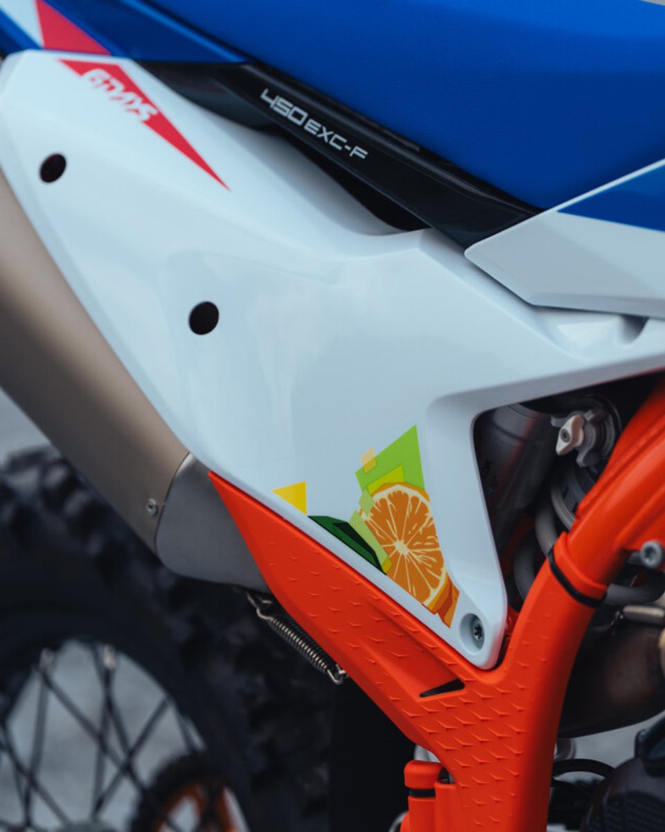KTM_UK's tweet image. Hitting you on the sixth day with a KTM 350 EXC-F 6DAYS!

Ridiculously specced as standard and sporting an orange frame and iconic 6DAYS branding, this special edition endeavors to elevate your enduro game.💪 brnw.ch/21wY81r

#KTM #ReadyToRace #Enduro #KTM350EXCF #SixDays