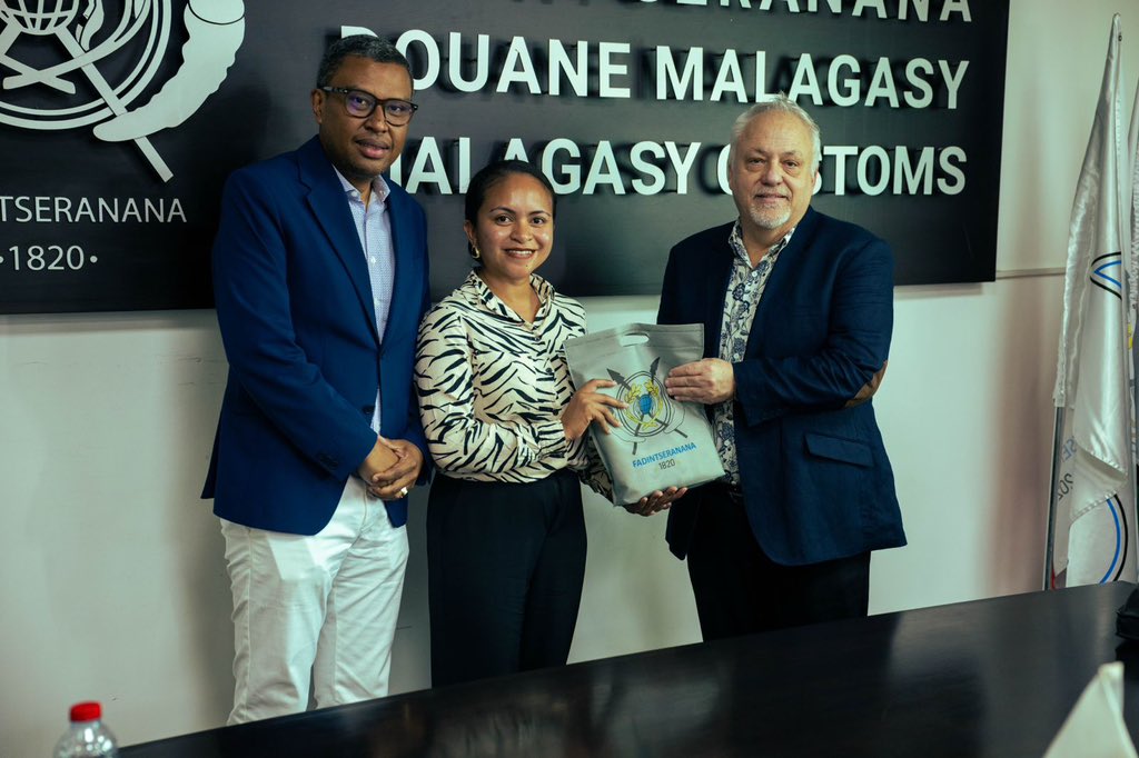 DGDMadagascar's tweet photo. 𝗣𝗿𝗼𝗴𝗿𝗮𝗺𝗺𝗲 𝗢𝗘𝗔 : 𝗹𝗲 𝗰𝗼𝘂𝗽 𝗱’𝗲𝗻𝘃𝗼𝗶 𝗲𝘀𝘁 𝗱𝗼𝗻𝗻𝗲́ 𝗽𝗼𝘂𝗿 𝗹𝗮 𝗽𝗵𝗮𝘀𝗲 𝗽𝗶𝗹𝗼𝘁𝗲

🔗: https://t.co/j1TOUSbbZm https://t.co/Op9kuet9r7