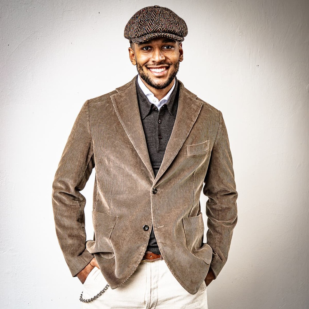 Outfit-Tipp.
Ein Look, der klassische Materialien smart kombiniert:
Cordblazer in warmem Beige, darunter ein dunkler Henley-Knit für Tiefe – und die Newsboy Cap bringt den Heritage-Charakter ins Spiel.
Dazu helle Denim für einen frischen Kontrast.
Ein un… instagr.am/p/DR6h2w4jbjN/