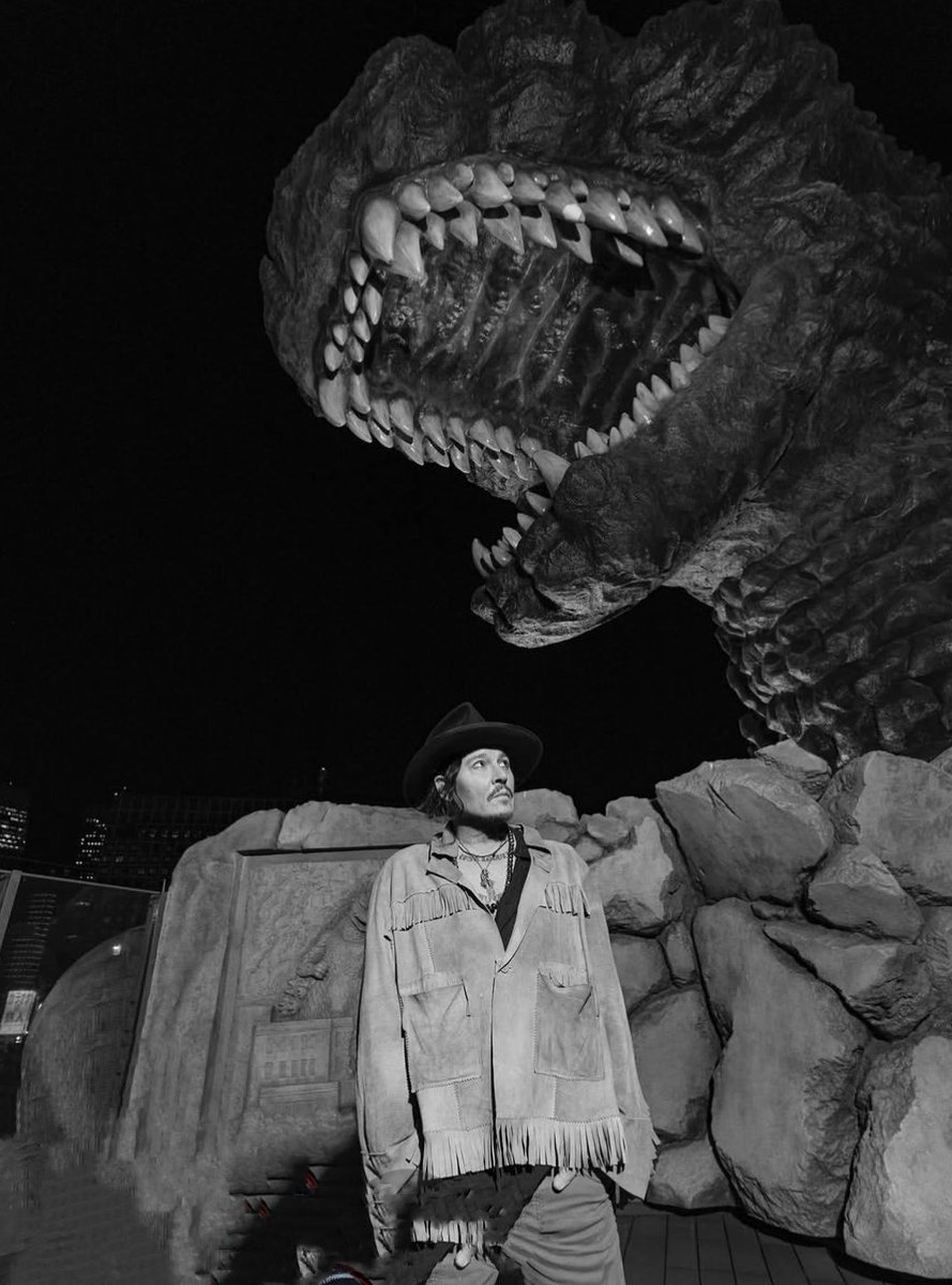 Two legends together
#JohnnyDepp 

📸 Ross Halfin vía IG