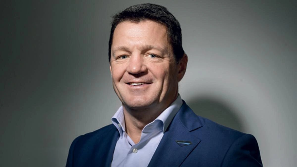 _TheTathya's tweet image. Was the Indigo Crisis Created on Purpose? ⚠️

(The Signs Are Impossible to Ignore.)

&amp;gt; DGCA introduced new safety rules last year.
&amp;gt; Indigo didn’t like them.
&amp;gt; Govt refused to roll them back.
&amp;gt; And suddenly.. overnight.. India’s largest airline collapses.
&amp;gt; 1,000+ flights…