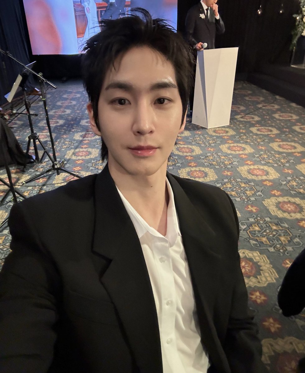 goshinwonmylove's tweet photo. SHINWON!!!! 💙

with glasses                    without glasses https://t.co/bUhk39CYFK