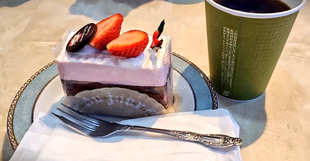 さらにラ・ピニョンでケーキをイートイン。🍰😍ｳﾏｼ