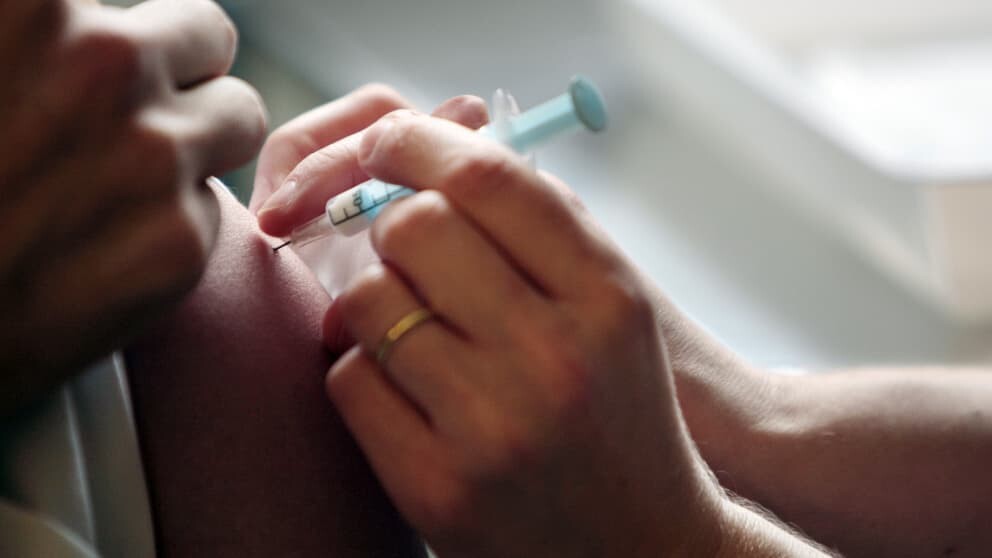 BFMTV's tweet photo. Il était en vigueur depuis 1991: le vaccin contre l'hépatite B n'est plus recommandé pour les nouveau-nés aux États-Unis, colère des soignants
https://t.co/vxZrk2SNsp https://t.co/pW7BU7bKjY