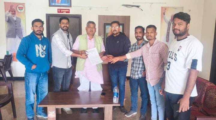 #परिचालक पद बढ़ोतरी:

राजस्थान बेरोज़गार यूनियन <a href="/TspUnion_Raj/">टीएसपी बेरोजगार यूनियन (TSP वाले)</a> टीम बांसवाड़ा द्वारा परिचालक भर्ती में पदों की संख्या बढ़ाने की मांग को लेकर <a href="/BJP4Rajasthan/">BJP Rajasthan</a> प्रदेश उपाध्यक्ष आदरणीय श्री हकरू मईड़ा जी को ज्ञापन सौंपा गया।
हमारी कोशिश है कि जल्द ही इस विषय पर सक्षम स्तर पर सकारात्मक