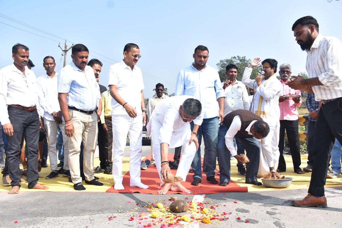 exernbval's tweet photo. આદિજાતિ વિકાસ મંત્રીશ્રી નરેશભાઈ પટેલના હસ્તે ધરમપુરના રૂ. ૨૭.૪૩ કરોડના વિકાસ કાર્યોનું લોકાર્પણ - ખાતમુહૂર્ત રસ્તા અને બ્રિજના રૂ.૧૭.૪૩ કરોડના લોકાર્પણ અને રૂ. ૧૦ કરોડના કાર્યોનું ખાતમુહૂર્ત કરવામા આવ્યું.

#Valsad #RnB #Dharampur https://t.co/eDPQKDFPvH