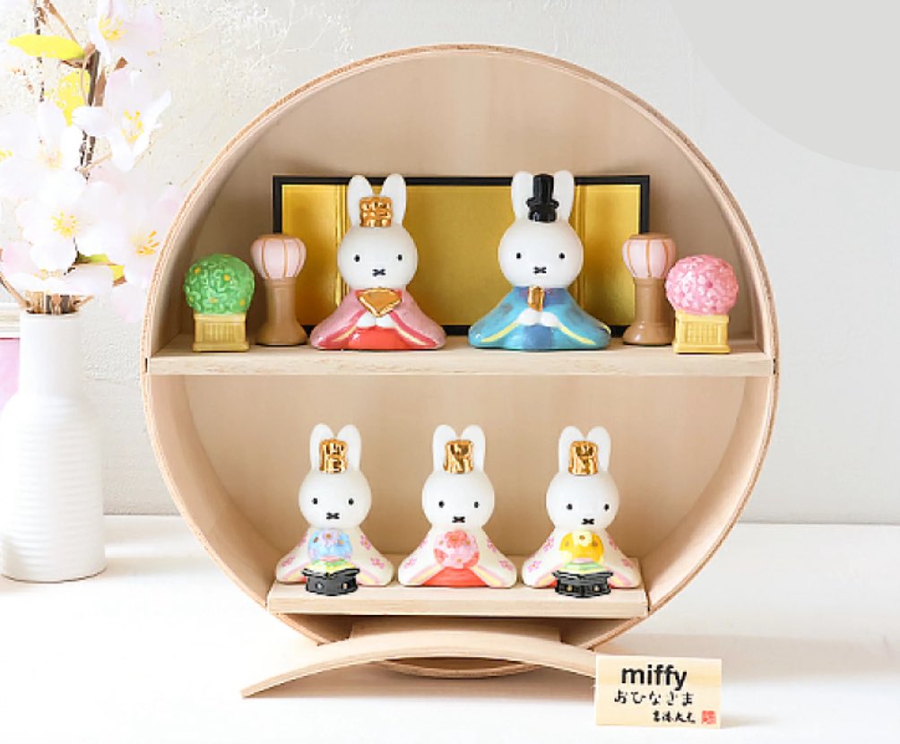 miiko_beauty_'s tweet photo. 『せまい賃貸にひな人形置きたくない…』って人はぜったいこれがいいよ.ᐟ.ᐟ
ミッフィーちゃんが可愛すぎるしめちゃくちゃコンパクト。お正月の飾りにもいいよね◎ https://t.co/bMLutGQPQU