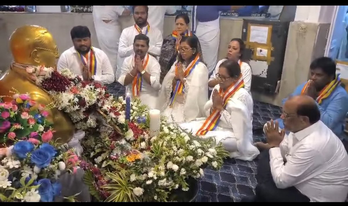 aryan74159's tweet photo. आज महामानव डॉ बाबासाहेब आंबेडकर यांच्या महानिर्वाण दिनी खासदार वर्षा ताई गायकवाड जी, आमदार ज्योती ताई गायकवाड जी आणि सर्व काँग्रेस पदाधिकारी,कार्यकर्ते यांच्या उपस्थितीत महामानव डॉ बाबा साहेब आंबेडकर यांस चैत्यभुमी, दादर येथे अभिवादन केले 🙏🏻🙏🏻💐💐 https://t.co/f2QU4H4g7P