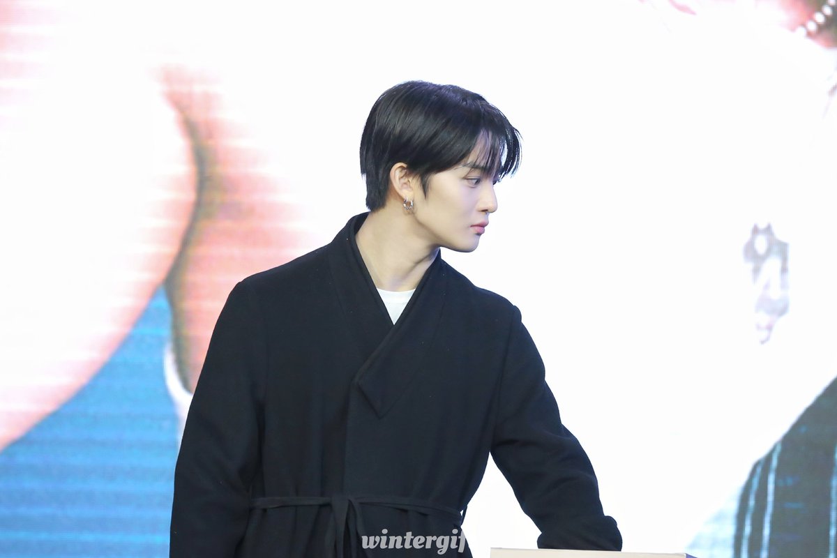 _WinterGift's tweet photo. 251206 yizhiyu fansign in beijing
오늘도 귀여워요 🐱
『그대는 선물입니다  하늘이 내려준』🎁
#배진영 #BAEJINYOUNG #裴珍映 https://t.co/fJR1Y1uLCu