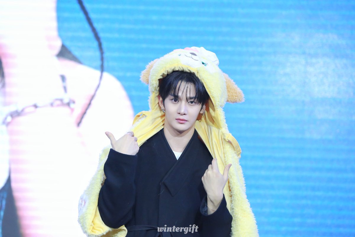 _WinterGift's tweet photo. 251206 yizhiyu fansign in beijing
오늘도 귀여워요 🐱
『그대는 선물입니다  하늘이 내려준』🎁
#배진영 #BAEJINYOUNG #裴珍映 https://t.co/fJR1Y1uLCu