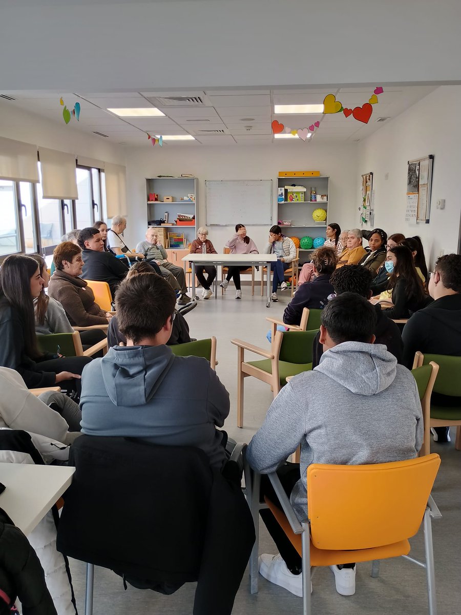 susanarctrancho's tweet photo. @ondanassau @IESJuanaITorde @tordesillasoli1 🌟 CÁPSULA SONORA DE TIEMPO
Proyecto de Aprendizaje-Servicio @ondanassau en la Residencia Villa de Tordesillas @AraliaServicios  que realizamos desde las Áreas de Artes Escénicas y Taller de Expresión Musical @IESJuanaITorde 

Escucha, lazos de cariño y afecto inolvidables. https://t.co/AvZe2TvOjl
