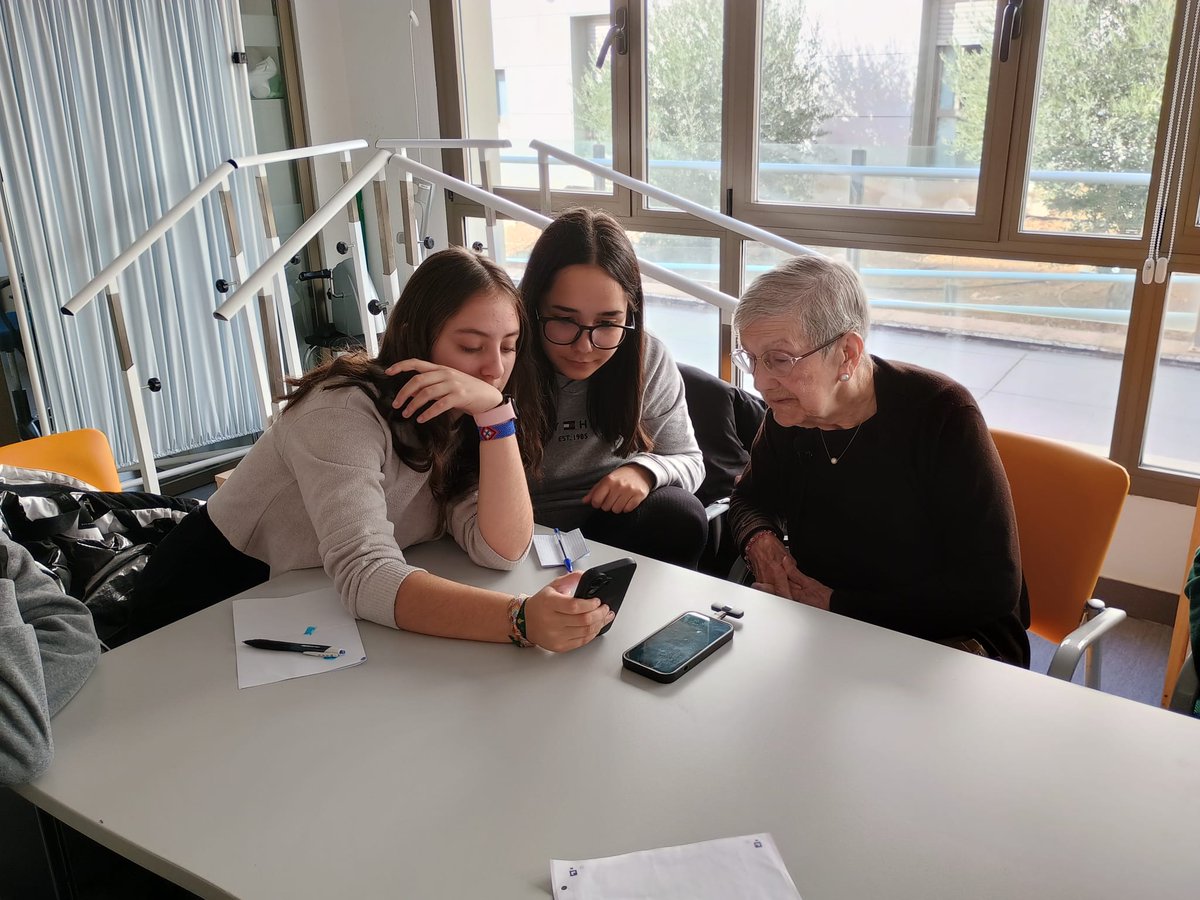 susanarctrancho's tweet photo. @ondanassau @IESJuanaITorde @tordesillasoli1 🌟 CÁPSULA SONORA DE TIEMPO
Proyecto de Aprendizaje-Servicio @ondanassau en la Residencia Villa de Tordesillas @AraliaServicios  que realizamos desde las Áreas de Artes Escénicas y Taller de Expresión Musical @IESJuanaITorde 

Escucha, lazos de cariño y afecto inolvidables. https://t.co/AvZe2TvOjl