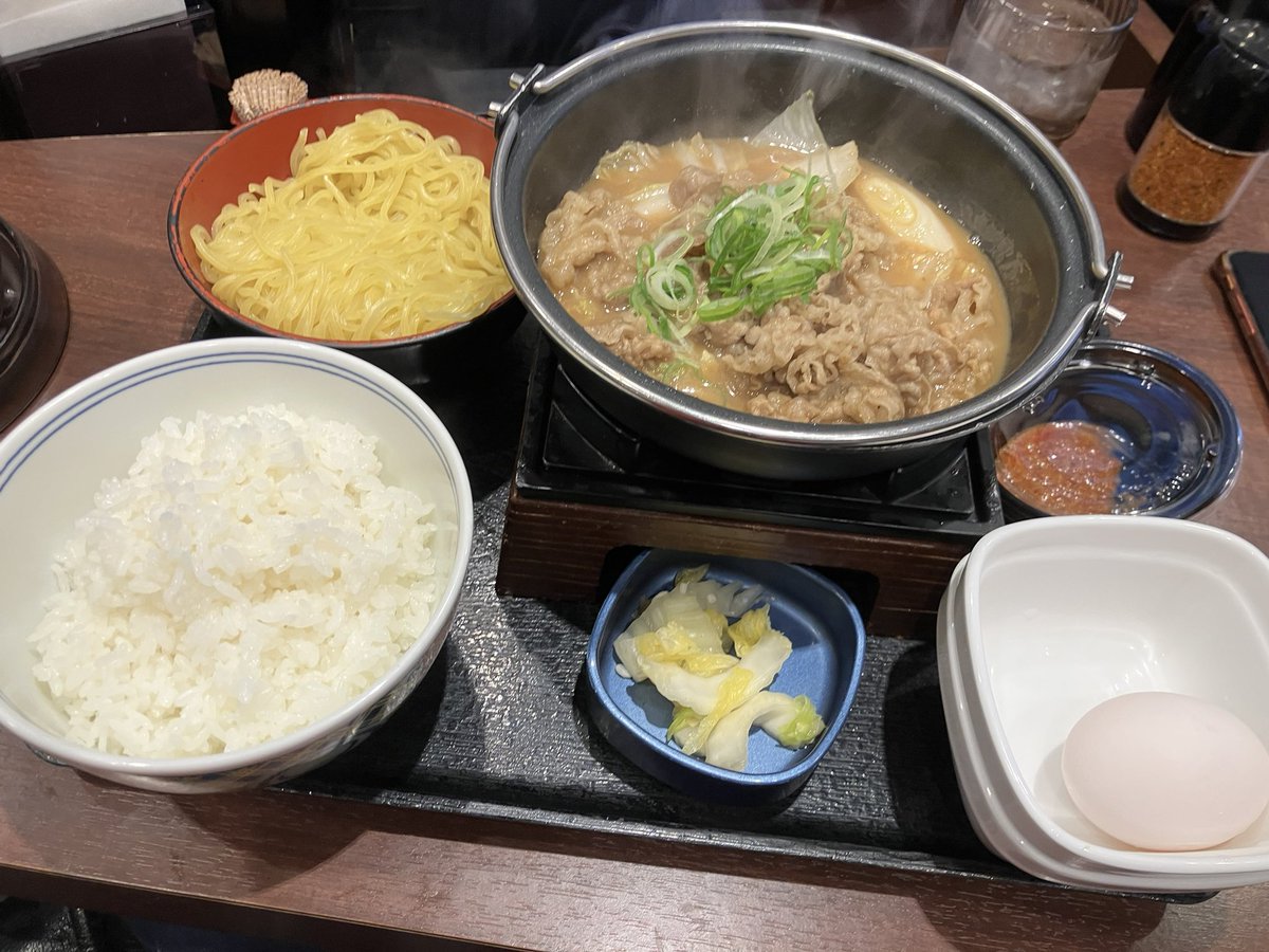 kinnmonn3's tweet photo. 吉野家で
新とんこつ牛肉玉ラーメン鍋膳🍲食べたよΨ( 'ч' ☆)
唐揚げも追加、めっちゃ腹一杯(￣▽￣;) https://t.co/UPWQPhSzi4
