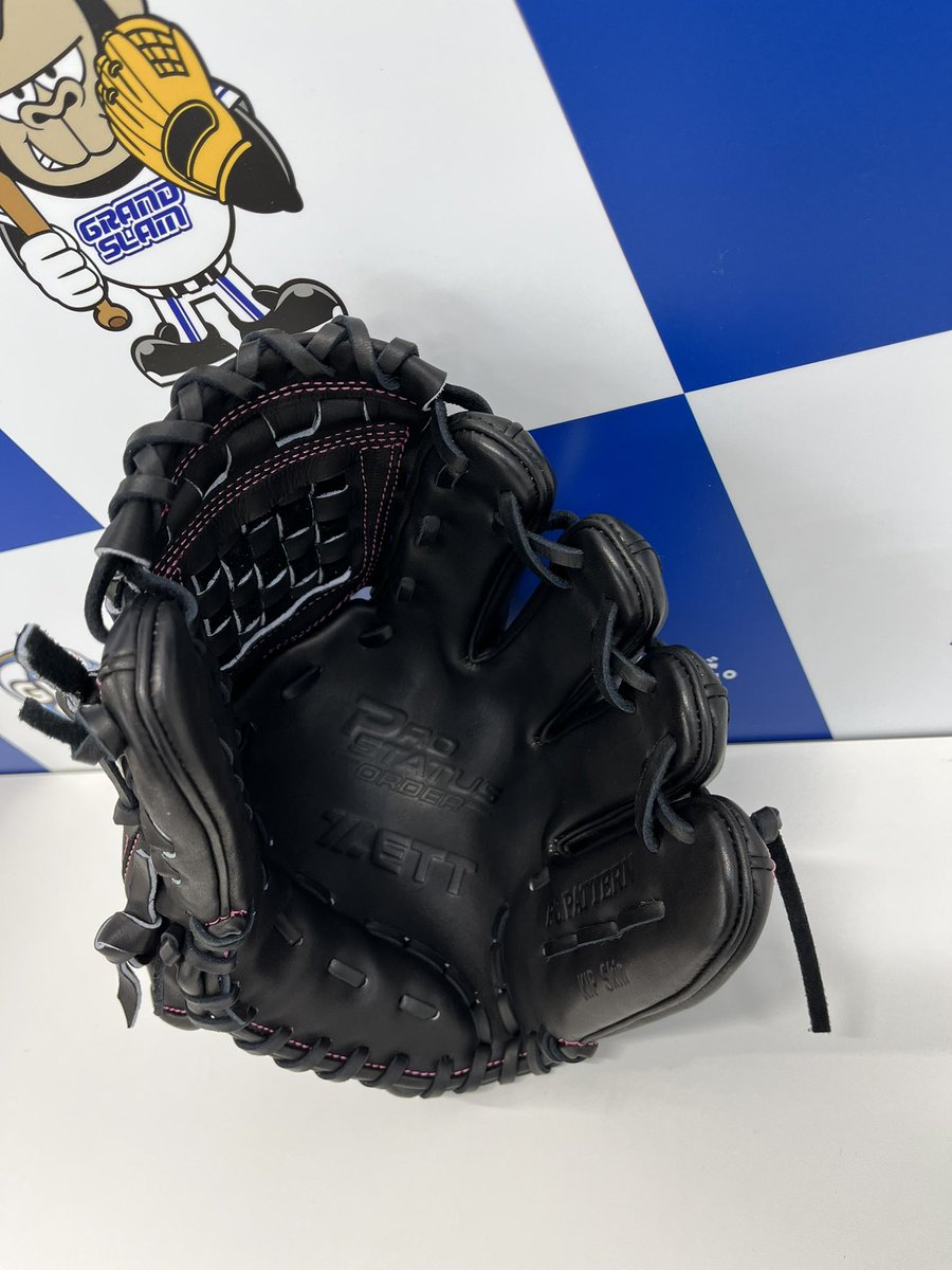 89_grandslam's tweet photo. #お客様のオーダーグラブをご紹介
⁡
ZETT PROSTATUS
内野手用⁉️ 296型 今宮モデル+5mm
型付け加工済
#グラスラ型付け
⁡
ZETT内野手用の基本モデルの人気型"今宮モデル"を指先サイズを大きくして投手用にアレンジ😳

今宮モデルだからこそ可能な｢タテヨコ型｣に型付け加工も施させていただきました👍 https://t.co/Cve9jPvPpd
