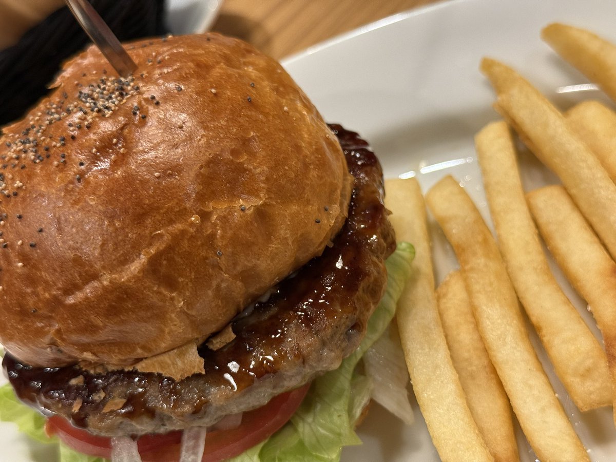 13種類のグルメハンバーガーと8種類のクラフトビールが楽しめるモス