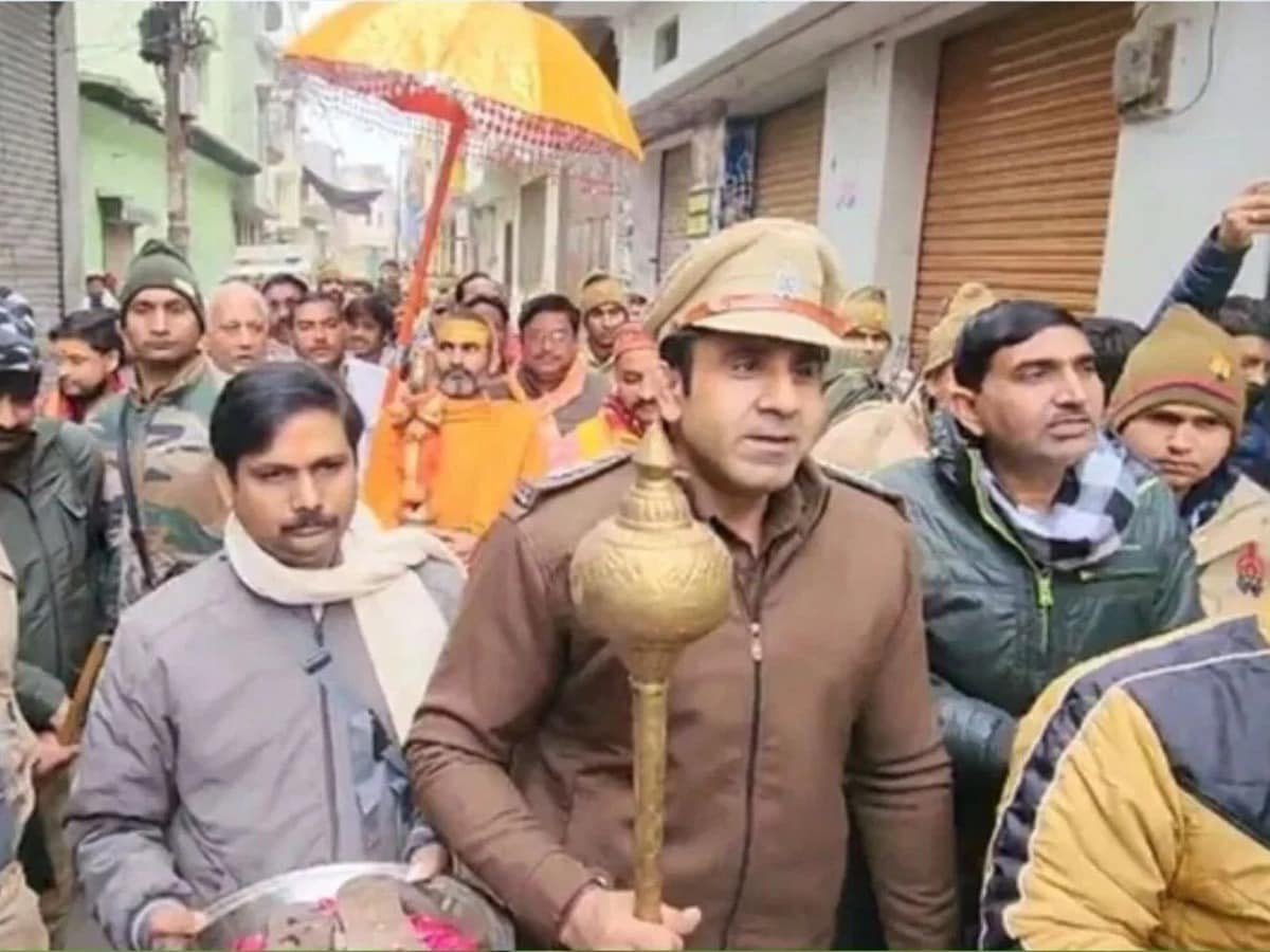 copashokkumar's tweet photo. @highcourtadvo इस पुलिस वाले का क्या होगा इसने भी तो राजनीतिक भागीदारी  सुनिश्चित किया है जो सेवा नियमावली का उल्लंघन नहीं है।क्या https://t.co/YKOnruybAv