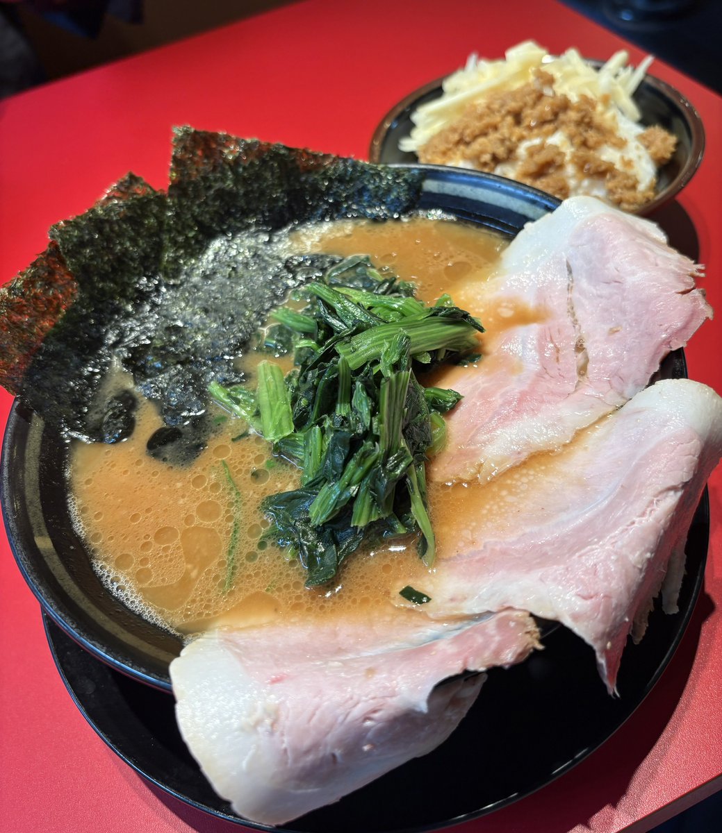 ichi265's tweet photo. 家系ラーメン 王道乃印 新橋店
🍜240-4-1/4

チャーシューメン(3枚)1100円 全部普通
ライス150円

残念なサラメシ😰

11:05すぎ 先頭客に促され開店
麺硬めと普通が同時に着丼
1stロットの一口目に違和感ある味
真剣さが感じられない店員
王道家直伝とは‥？

2025.12.6

#家系ラーメン王道乃印新橋店 https://t.co/jurH3i4hOH