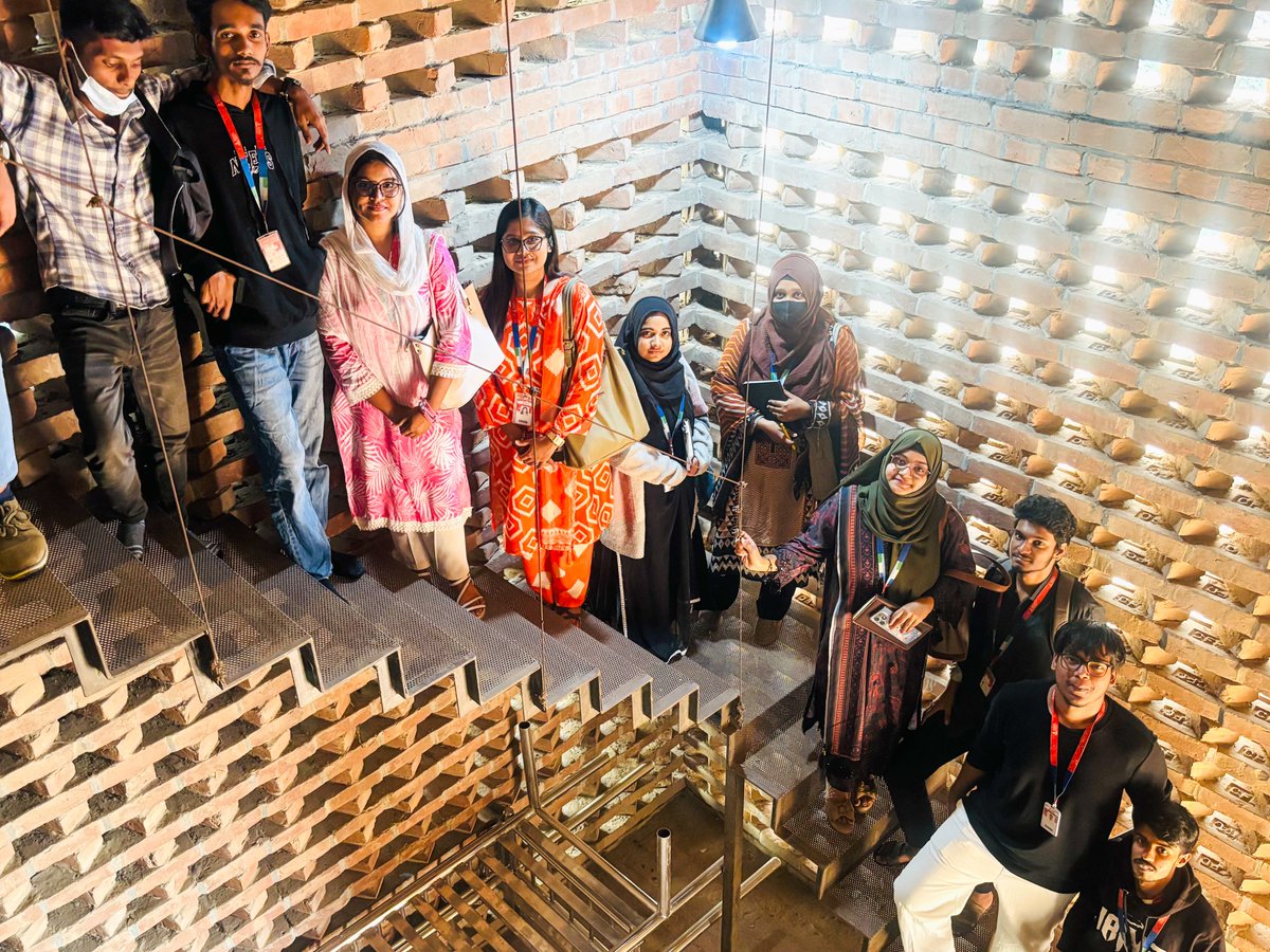 DaffodilPoly's tweet image. 👏একাডেমিক পড়াশোনার পাশাপাশি বাস্তবিক জ্ঞান অর্জনের লক্ষ্যে ড্যাফোডিল পলিটেকনিকের আর্কিটেকচার ডিপার্টমেন্টের ৪র্থ ও ৬ষ্ঠ সেমিস্টারের ১১ জন শিক্ষার্থী বাইতুর রউফ জামে মসজিদ (লাল মসজিদ) ও মেয়র মোহাম্মদ হানিফ জামে মসজিদ-এ স্টাডি ট্যুরে অংশগ্রহণ করে। 

#Daffodilpolytechnic