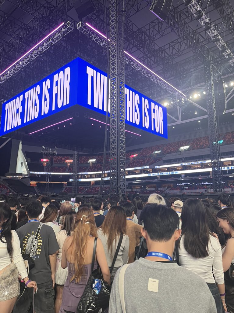 floatingmiguin's tweet photo. HK DAY 1 https://t.co/N7hYHzrWjf