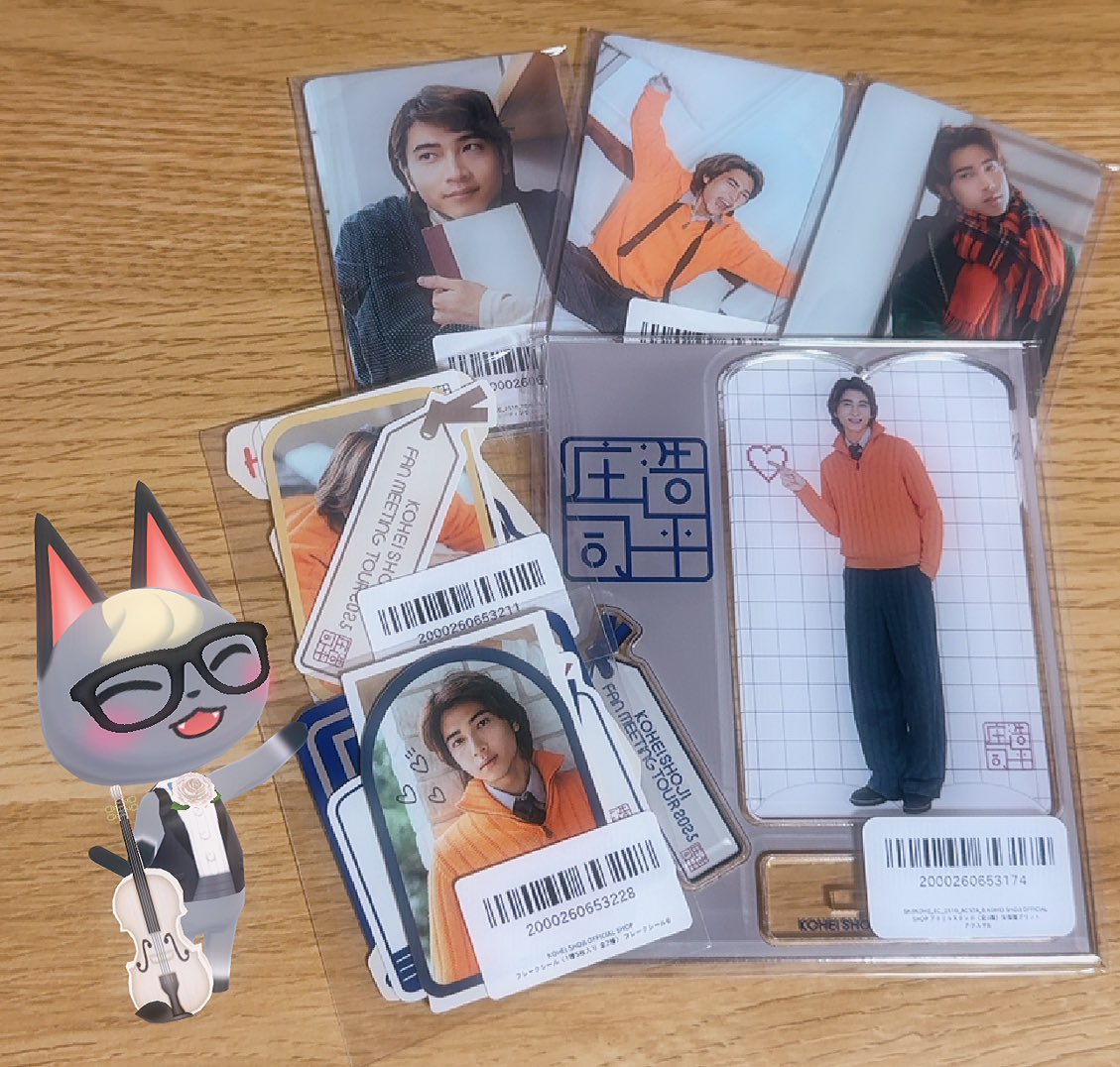 グッズ届いたーー🎁😊✨✨ いつもならアクスタすぐに組み立てて飾るん