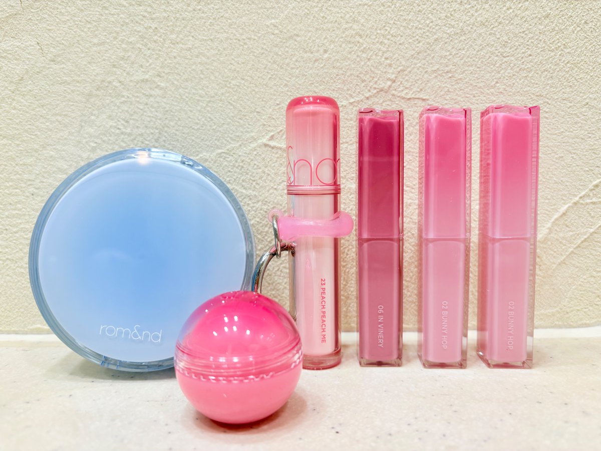 k__cosmetics's tweet photo. 昨日のお届け物🚚
メガ割第2弾購入品
ロムアンド
半額クーポンで2520円だったけど
ギフトのリップが付いてきてる🤔

#ロムアンド　#ジューシーラスティングティント　#チーク　#クッションファンデ　#Qoo10 #メガ割購入品 https://t.co/uQ5vM5CyOx
