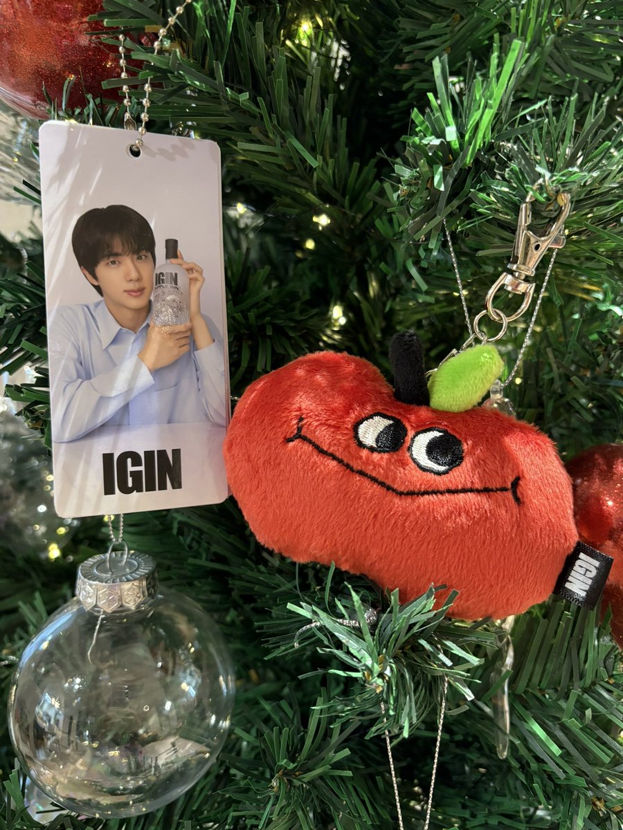 ourini's tweet image. 아이긴 애플진 홀리데이 에디션 넘 이뻐요. 선물 받은 기분❤️

@igin_sns 
#JINxIGIN 
#방탄소년단진 #진 #JIN