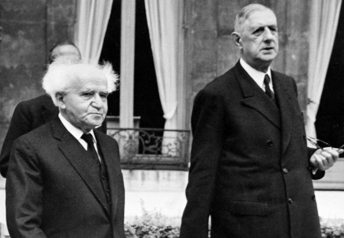 Gaullisme_Fr's tweet photo. 🇫🇷 🇮🇱 6 décembre 1967, lettre de David Ben Gourion à de Gaulle suite à la conférence de presse du 27 novembre 1967 lors de laquelle, quelques mois après la guerre des six jours, le Général justifiait sa condamnation de la politique d'Israël. Ben Gourion lui répond longuement le 6 décembre :

« Monsieur le Président,

C'est la troisième fois que je me permets de m'adresser à vous de ma propre initiative, car vous aviez, au terme de notre deuxième entretien le 17 juin 1960, exprimé le désir de garder un contact direct avec moi, et m'aviez prié de vous écrire lorsque j'en éprouverais la nécessité. De plus, ayant quitté le gouvernement il y a quatre ans pour des raisons personnelles, je n'aurais pas osé vous déranger si nous ne nous étions revus cette année au cours des funérailles du Dr Adenauer dans la capitale de l'Allemagne de l'Ouest, et si nous n'avions eu, sur votre demande, un entretien amical et cordial, en dépit du fait que je ne suis plus aujourd'hui qu'un simple citoyen de l'État d'Israël.

Enfin, je prends la liberté de vous écrire, car j'ai été troublé par votre discours dans lequel vous avez accordé une place importante à l'État d'Israël, au sionisme et au peuple juif. Il y avait dans ce discours quelques propos attristants et inquiétants, et comme je suis de ceux qui vous estiment et vous respectent depuis fort longtemps – bien avant d'avoir eu l'honneur de vous rencontrer – non pas pour votre amitié et votre aide à Israël pendant de longues années, mais pour le grand acte historique que vous avez accompli pendant et après la Seconde Guerre mondiale, en sauvant l'honneur et la position de la France à qui notre peuple et toutes les nations sont redevables depuis la Révolution française pour son action en faveur du progrès social et culturel de l'humanité, j'ai décidé de vous faire part de quelques remarques. 

Je me suis abstenu d'adhérer à la critique injuste formulée par de nombreuses personnes en France, en Israël et dans d'autres pays qui, je pense, n'ont pas examiné vos propos avec tout le sérieux requis. Je ne considère pas avoir le droit de discuter vos opinions sur la politique française à l'égard des autres pays – dont Israël – si vous n'en faites pas vous-même la demande. Mais je sais que d'innombrables personnes dans le monde chrétien ne connaissent ni ne comprennent l'essence même du judaïsme, unique et sans précédent dans l'histoire de l'humanité, depuis l'antiquité et jusqu'à nos jours. Par respect et estime pour vous, Monsieur le Président, je me vois dans l'obligation morale envers mon peuple, envers vous et le peuple français qui nous a tant aidés avant et depuis la renaissance de l'État juif, d'insister sur les intentions réelles et la voie choisie par l'État d'Israël. J'ai, pendant quinze ans depuis la création de l'État, été le Premier ministre et le ministre de la Défense, et ai pris une part active dans l'orientation de notre politique étrangère et de défense. Et, avant la création de l'État, j'ai, en tant que président du Comité directeur de l'Organisation sioniste à Jérusalem, agi pendant quinze ans de façon parfois décisive sur la politique sioniste en faveur de l'État.

Nous étions, dans l'Antiquité, le premier peuple monothéiste du monde, et cette foi en un seul Dieu, qui n'était ni comprise ni acceptée par tous les autres peuples à quelques exceptions près, nous a causé de grandes souffrances. Les Grecs disaient de nous que nous sommes un « peuple sans Dieu », puisque nous n'avions aucune idole dans nos villes et agglomérations. Les Romains nous accusaient d'être paresseux, car nous nous reposions un jour par semaine. Inutile de mentionner ici ce que dirent de nous de nombreux chrétiens lorsque le christianisme s'imposa dans l'empire romain, et que les Juifs refusèrent d'adhérer à cette religion née en Palestine, au sein même du peuple juif. Notre indépendance dans notre patrie fut anéantie à deux reprises. Jérusalem fut totalement détruite par le vainqueur romain, et son nom fut même effacé pendant longtemps. Mais nos ancêtres, captifs à Babylone il y a près de 2 500 ans, pleuraient sur les bords des fleuves en se souvenant de Sion (psaume 137), et s'étaient juré :
« Si je t'oublie, Jérusalem, que ma droite m'oublie ! Que ma langue s'attache à mon palais, si je ne me souviens de toi, si je ne fais de Jérusalem le principal sujet de ma joie ». Et ils demeurèrent fidèles à leur serment. Tout ceci eut lieu bien avant l'existence de Paris, de Londres ou de Moscou. Vous savez aussi bien que moi que de nombreux peuples adoptèrent le christianisme – et ensuite l'islam – par contrainte. On essaya aussi de faire pression sur nous, et certains Juifs qui ne purent ou n'osèrent s'opposer, se soumirent. Mais notre peuple dans son ensemble résista, et vous savez certainement ce qui nous arriva en Espagne et pas là seulement – au XIe siècle.
Je ne connais aucun peuple qui fut chassé de son pays, dispersé parmi toutes les nations du monde, haï et persécuté, poursuivi et massacré – rien qu'au cours de notre génération six millions de Juifs furent assassinés par le régime nazi – et qui ne disparut pas de l'Histoire, ne désespéra pas ni ne s'assimila, mais bien au contraire, aspira sans discontinuer à retourner dans son pays, continua pendant deux mille ans à avoir foi en sa rédemption messianique, et retourna enfin de nos jours dans son pays pour y renouveler son indépendance. Aucun autre peuple dans ce pays – qui, dans notre langue, s'appela toujours, après Chanaan, Eretz Israël (pays d'Israël) – ne s'identifia totalement et toute sa vie durant à ce pays, bien que de nombreux peuples le conquirent (Egyptiens, Assyriens, Babyloniens, Perses, Grecs, Romains, Arabes, Seidjoukides, Croisés, Mamelouks, Ottomans, Britanniques et autres). Ce pays ne fut jamais la seule et unique patrie d'autres peuples que le peuple juif.

Je sais qu'il n'y a, dans l'histoire de l'humanité, aucun autre exemple d'un peuple qui revient dans son pays après 1800 ans ; c'est un fait unique en son genre, qui eut des répercussions tout au long de notre existence, car il n'existe aucune génération au cours de laquelle les Juifs n'essayèrent pas (bien qu'ils n'aient pas tous réussi) de retourner dans leur pays. Et le second fait est que le monde chrétien tout entier et la Société des Nations, formée presque entièrement de membres chrétiens, reconnurent le lien historique entre le peuple et le pays d'Israël et approuvèrent la déclaration de Balfour. 

Nous avons le témoignage d'une Commission royale britannique, à la tête de laquelle se trouvait Lord Peel, et envoyée en 1936 voir ce qui se passe en Palestine. Elle vérifia les documents et trouva qu'« il est clair que par les mots « établissement d'un foyer national en Palestine », le gouvernement de Sa Majesté reconnut qu'un État juif pouvait être rétabli avec le temps, mais qu'il n'était pas en son pouvoir de dire quand cela arriverait.

Le nom de Palestine comprenait les terres à la fois à l'ouest et à l'est du Jourdain, car tel était le pays juif au temps de Josué. Ce n'est qu'en 1922 que Winston Churchill, alors ministre des Colonies, exclut la Transjordanie de la Palestine qui devait devenir un « Foyer national » pour le peuple juif.

Certains croient par erreur que c'est la tragédie du peuple juif au cours de la Seconde Guerre mondiale – le massacre des six millions de Juifs européens – qui amena le monde civilisé (y compris la Russie, car à la réunion de l'Assemblée des Nations Unies en mai 1947 au cours de laquelle cette question fut discutée, c'était le Russe Gromyko qui, le premier, exigea la création d'un État juif en Palestine) à demander l'établissement d'un État juif.

Il n'est pas de plus grande erreur que celle-ci. L'extermination des six millions de Juifs fut la plus grande et la plus terrible des catastrophes qui s'abattit sur l'État dont les débuts remontent à 1870 : « Mikveh Israël », la première école agricole juive, fut fondée par les Juifs français de l'Alliance israélite universelle sous la présidence de Crémieux, ministre de la Justice du gouvernement provisoire après l'échec de Napoléon III.

L'immigration et l'installation juives en Palestine, dont le but était de renouveler l'indépendance juive, débutèrent en 1870, lorsque les habitants juifs du pays et les immigrants de Russie, de Roumanie et d'autres pays d'Europe (et même d'Asie et d'Afrique fondèrent les premières agglomérations agricoles qui devaient faire fleurir les déserts et aider à la création d'un État juif. Tout cela s'effectua bien avant l'existence d'un gouvernement « sioniste » et avant la fondation de l'Organisation sioniste mondiale par le docteur Herzl, qui publia en 1896 son « État juif » et devint le dirigeant de ladite organisation. Le lien entre le peuple et le pays d'Israël était si fort que lorsque Herzl dut abandonner l'espoir d'obtenir du sultan turc une charte pour une installation juive massive dans le pays (en vue de la création d'un État juif), et que Joseph Chamberlain du gouvernement britannique lui proposa l'Ouganda en Afrique – proposition discutée au Congrès sioniste de 1904 – ce furent précisément les Juifs de Russie (bien que leurs droits fussent limités et que le gouvernement organisât lui-même des persécutions contre les Juifs) qui s'opposèrent à l'échange et ôtèrent ladite proposition de l'ordre du jour.

Quand à moi, originaire de la Pologne russe, je suis arrivé en Palestine en 1906 lorsque ce pays faisait partie de l'Empire ottoman, et je n'avais pas l'ombre d'un doute que l'on pouvait y installer des millions de Juifs sur les deux rives du Jourdain, sans déposséder les Arabes de leurs terres, car moins de 10 % de la superficie du pays étaient alors habités. J'ai travaillé moi- même dans les nouveaux villages qui n'étaient auparavant que déserts inhabités.

Lorsque la Société des nations ratifia la déclaration Balfour, je publiai, vers la fin de 1920, un mémoire dans lequel je mentionnais les frontières de la Palestine à l'ouest et à l'est du Jourdain, et que je fis parvenir au nom de Brit Poaléi Zion Haolami (Parti sioniste socialiste) au Parti travailliste britannique. Je disais que selon la déclaration de la Société des nations, il ne fallait résoudre le problème des frontières de la Palestine que pour faire du pays une entité économique et politique pour la création d'une communauté (Commonwealth) juive, et le Parti travailliste approuva cette position.

Et, jusqu'en 1922, tout le pays était inclus dans le mandat en faveur d'un Foyer national. Mais, comme habitant du pays, je savais qu'il existait un problème arabe, car les Arabes en Palestine avaient des droits qu'il fallait leur préserver. En 1933, immédiatement après ma nomination au Comité directeur sioniste, je pris contact avec les dirigeants arabes du pays, du Liban et de la Syrie, musulmans et chrétiens.
Deux principes fondamentaux guidèrent mes entretiens en 1934.

Les Arabes possèdent des pays en Afrique du Nord – de l'Egypte au Maroc – et au Moyen- Orient – Iraq, Syrie et Liban, jusqu'à l'Arabie Saoudite et au Yémen. La superficie des pays arabes en Afrique du Nord est de 8.195.964 kilomètres carrés, et au Moyen-Orient, elle est de 3607 929, soit au total 11 863 873 kilomètres carrés. La population de ces pays (qui ont également des minorités chrétienne, kurde et berbère) est de 94 587 000 (en 1963).

La superficie de la Palestine (Transjordanie comprise) est de 60 000 kilomètres carrés, et sa population (1963) est de 4 181 000 dont 2 356 000 en Israël et 1 825 000 en Jordanie.

Après certains éclaircissements, les deux principes énoncés furent approuvés par mes interlocuteurs : les Arabes ont d'énormes superficies en Asie orientale et en Afrique du Nord, dont la majorité sont encore sous domination étrangère, et habitées par des millions d'Arabes.

La superficie de la Palestine ne dépasse pas 0,50 % de celle des pays arabes. La population arabe en Palestine (sur les deux rives du Jourdain) forme 1,5 % de la totalité des Arabes en Asie orientale et en Afrique du Nord. Selon la conviction juive, enracinée dans l'histoire juive et dans la Bible, la Palestine (des deux rives du Jourdain) est le pays du peuple juif, mais ce pays n'est pas vide ; il est habité par des Arabes depuis la conquête arabe du VIe siècle, leur nombre s'élève maintenant à plus d'un million, soit un peu moins de 1,5 % de la population totale des pays arabes. Il est évident que ceux qui habitent la Palestine ont les mêmes droits que les habitants de tout pays démocratique, et l'État juif ne peut être qu'un pays démocratique.

Le premier dirigeant arabe avec lequel j'ai discuté était Aouni Abdoul Hadi, chef du parti « Istikial » (Indépendance) en Palestine. Je lui dis : « Nous aiderons tous les pays arabes à obtenir leur indépendance et à s'unir en une fédération arabe, si vous acceptez de nous donner la possibilité de transformer la Palestine des deux côtés du Jourdain en un État juif, qui adhérera en tant qu'État souverain à la fédération sémite (arabe et juive) ». Abdoul Hadi me demanda : « Combien de Juifs voulez-vous faire venir en Palestine ?». Je répondis : «En vingt ans (cela se passait en 1934)), nous pourrons faire venir quatre millions de Juifs ». Il se leva alors et me dit avec enthousiasme : « J'irai à Damas et à Bagdad et dirai à mes amis arabes : donnons- leur non pas quatre mais six millions, s'ils nous aident à obtenir l'indépendance et à nous unir ». Il se rassit et ajouta : « Mais vous, Juifs, êtes plus alertes et plus doués que nous. Si vous amenez le nombre de Juifs voulu, en une courte période, même en moins de vingt ans, quelle garantie nous donnerez-vous que les pays arabes se libéreront du joug étranger et pourront s'unir ? »

Avant ces entretiens, j'avais discuté avec le haut commissaire britannique, homme intègre, et lui avais dit que j'allais entreprendre des discussions avec les dirigeants arabes ; de plus, je lui avais demandé si le gouvernement de Sa Majesté allait approuver l'accord qui interviendrait entre Juifs et Arabes. Il m'avait répondu : « Je n'ai jamais soulevé le problème avec le gouvernement, et ne puis donc répondre en son nom, mais je connais sa mentalité et suis convaincu qu'il approuva l'accord ». Je dis donc à Abdoul Hadi : « Je vous apporterai la garantie du gouvernement britannique ». Il répondit alors avec dédain : «Vous voulez que je fasse confiance à ces imposteurs ? – J'apporterai la garantie de la Société des nations ». Il réfléchit et dit : « Tous les membres de la Société des nations sont chrétiens, je ne puis croire en leur parole ». Je répondis alors : « Cher Monsieur, Aouni, je ne peux pas vous donner la garantie d'Allah ! ». Ainsi prit fin l'entretien.

Des pourparlers principaux eurent lieu avec l'homme de confiance du moufti qui était considéré comme le dirigeant des Arabes de Palestine. Son nom – Moussa Alami. D. était l'avocat en chef du gouvernement du mandat, et connu dans le pays comme un homme intègre et loyal. Nos conversations se poursuivirent pendant quelques mois, car il devait rendre compte au moufti et m'apporter à son tour les questions et opinions de ce dernier. Je répondais et posais des questions, et il me rapportait les réponses de son chef. Nos entretiens se basèrent sur les mêmes idées : libération de tous les peuples arabes du joug étranger et leur unification, la transformation de toute la Palestine en État juif, avec des habitants arabes égaux en droits, et l'adhésion de ce nouvel État à la fédération arabe.

Après des explications qui durèrent quelques mois et des discussions menées dans le plus grand secret, nous arrivâmes à un accord basé sur ma proposition, mais le moufti exigea que je rencontre le Comité arabe, syrien-palestinien, qui siégeait alors à Genève auprès de la Société des nations. Dans le cas où le comité accepterait, les rois d'Arabie Saoudite, du Yémen et d'Iraq (l'Egypte ne faisant pas partie à l'époque des pays arabes) seraient conviés à signer un accord avec le Comité directeur sioniste («Agence juive») et l'affaire serait alors transmise au gouvernement britannique. D'autres entretiens eurent lieu avec Antonius, un Arabe syrien-chrétien, habitant de la Palestine et considéré comme le théoricien du mouvement national arabe, et avec Riad El- Solh, président du Liban, qui approuvèrent les principes que j'avais posés (Riad El-Solh fut assassiné par la suite par un fanatique arabe).

Je partis la même année pour l'Europe, afin d'y rencontrer le Comité arabe à Genève. Le moufti leur avait annoncé ma visite et le sujet des conversations. Le Comité comprenait un vieux Druse, Shéki Arsian, devenu extrémiste arabe, et le Syrien Ihsan Bey El Gabri, beau-père de Moussa Alami. Seul Arsian parla, car il était le président du Comité. Après une courte introduction, il me dit : « Vous voulez avoir une majorité juive en Palestine, et ensuite un État juif ; les Anglais ne vous permettront jamais d'être la majorité.

Comment donc voulez-vous que nous, arabes, l'acceptions ? ». Après une discussion autour de ce thème, je vis qu'il ne changerait pas son point de vue, et nous nous séparâmes. Le jeune membre du Comité m'accompagna à la gare. Lorsque je sortis de sa maison, Arsian me dit : « Ce n'est pas notre dernier mot, nous en reparlerons. ». Il exigea que toute conversation future fût secrète. En rentrant à Jérusalem après un séjour de quelques semaines en Europe, j'y trouvai « La Nation arabe », revue publiée en français par le Comité, dans laquelle était rapportée notre conversation avec quelques distorsions. Moussa Alami, qui était, et est encore, un homme intègre, fut confus en me revoyant, bien que je lui expliquais que je comprenais fort bien que son beau-père n'était pas mêlé à cette publication.
Entre temps, à la veille de la Seconde Guerre mondiale, le gouvernement britannique changea sa politique, et après des entretiens à Londres avec les Arabes et les Juifs en 1939, il publia le « Livre Blanc », dont le contenu était en fait l'annulation des engagements du mandat, l'interruption de l'immigration juive et la promesse d'établir dix ans plus tard un État indépendant en Palestine. Dix ans ne s'écoulèrent pas car la guerre survint – qui vit l'extermination de ces six millions de Juifs qui avaient, plus que tout le monde, besoin d'un pays juif, et qui pouvaient et désiraient le construire.

Malgré la publication du Livre Blanc, Winston Churchill demeura un ami du peuple juif, fidèle à la déclaration Balfour, mais il ne fut pas réélu après la guerre. Le Parti travailliste obtint pour la première fois une majorité absolue et forma le gouvernement.
Ce parti était, on le savait, en faveur d'un État juif, et, à la fin de 1944, il décida qu'immédiatement après la guerre, cet État serait fondé des deux côtés du Jourdain et que tous les Arabes de Palestine seraient transférés dans les pays arabes, lesquels recevraient eux aussi une indépendance totale. Cette demande de transfert des Arabes de Palestine ne fut jamais mentionnée par le mouvement sioniste.

Ce qui arriva après la guerre est connu : Bevin et Attlee refusèrent de mettre à exécution la décision de leur parti, et soumirent le problème de la Palestine à l'Organisation des Nations Unies. En mai 1947, l'O.N.U. en discuta et l'Assemblée fut surprise par les propos de Gromyko, représentant de l'U.R.S.S., qui exigea la création d'un État juif en Palestine, le peuple juif ayant le droit d'avoir une patrie, dans son pays historique.
Une Commission, élue pour examiner le problème, soumit deux propositions : toute la Commission proposa d'abolir le mandat britannique le plus rapidement possible. Une minorité des membres demanda ensuite la création d'un État fédéral juif-arabe, et la majorité suggéra un partage et la création de deux États en Palestine occidentale :
Un État juif comprenant le Néguev, et un État arabe à l'ouest du Jourdain économiquement lié à l'État juif. Quant à Jérusalem, elle serait un Corpus Separatus internationalisé, les Juifs de la ville demeurant citoyens de l'État juif, et les Arabes, de l'État arabe. Nous acceptâmes à une grande majorité la décision de la Commission, bien que l'exclusion de Jérusalem nous ait causé beaucoup de peine. Si les Arabes eux, avaient accepté la décision de l'Assemblée de l'O.N.U., où 33 États (soit plus des deux tiers) – dont la Russie, les États-Unis d'Amérique et la France, l'Angleterre s'étant abstenue – votèrent en faveur de la proposition, le problème serait résolu et nous aurions eu la paix au Moyen- Orient. Mais ils annoncèrent qu'ils n'approuvaient pas la décision et qu'ils s'y opposeraient même par la force. Le lendemain du 29 novembre 1947, les attaques arabes contre les Juifs de Palestine commencèrent et se multiplièrent rapidement, car les Syriens et les Iraquiens (et quelques Egyptiens, membres de l'Association des frères musulmans) se joignirent aux bandes palestiniennes.

Quelque cent mille soldats anglais se trouvaient alors dans le pays et il leur était facile de maintenir le calme, mais le Parti travailliste – avec son Premier ministre, Clément Attlee, et son ministre des Affaires étrangères, Ernest Bevin – s'opposa de toutes ses forces à l'État juif, ne défendit ni l'ordre ni la tranquillité dans le pays, et n'empêcha pas les troubles des Arabes. La population juive se défendit avec l'aide de l'organisation de la « Haganah », mouvement clandestin qui, dans l'ensemble, maîtrisa les bandes arabes, jusqu'au moment où la Légion arabe (armée jordanienne) se joignit ouvertement à ces bandes ; quatre villages juifs près de Hébron furent détruits et la plupart des habitants furent assassinés. Partout ailleurs, la Haganah avait le dessus et, après ses victoires à Haïfa, Tibériade, Safed et dans la nouvelle ville de Jérusalem, elle annonça aux arabes que s'ils lui rendaient les armes, ils pourraient rester à leurs places et jouir de tous les droits comme les Juifs. La majorité des comités arabes acceptèrent, mais d'autres proposèrent de s'en référer au Comité suprême arabe qui n'était pas dans le pays (car ses membres avaient fui après le meurtre d'un haut fonctionnaire britannique).

Le Comité, dont la personnalité dominante était le moufti de Jérusalem, leur conseilla de ne pas rendre les armes, mais de quitter temporairement le pays, car, après le départ des troupes britanniques au pays dans les deux ou trois semaines suivantes, cinq pays arabes – Egypte, Syrie, Jordanie, Liban et Iraq – envahiraient Israël, y extermineraient les Juifs en dix à quatorze jours, et tous les Arabes reviendraient non seulement dans leurs foyers, mais encore, s'ils le désiraient, dans les maisons juives. Les Arabes quittèrent tous Safed, Beth- Shéan, Tibériade ; une partie resta à Jaffa et quatre mille demeurèrent à Haïfa.

Et j'en arrive ainsi à ce que l'on appelle le problème des réfugiés. Après la création de l'État d'Israël, le 14 mai 1948, aucun arabe n'a été expulsé, seuls quelques individus partirent pour l'Amérique. Ceux que l'on dénomme « réfugiés » quittèrent le pays à l'époque du mandat britannique. Ils commencèrent à partir deux jours après la décision de l'O.N.U., le 29 novembre 1947. De nombreux arabes passèrent dans les pays arabes :Les riches au Liban et en Syrie. Lorsque la lutte s'aggrava dans les villes, les Arabes furent priés par leurs voisins juifs et la Haganah de rester, mais ils se conformèrent aux ordres du moufti d'Egypte, et presque tous quittèrent. Le nouvel État juif ouvrit ses portes aux immigrants juifs, et, en quatre ans, 700 000 Juifs arrivèrent, dont 500 000 venant des pays arabes (Iraq, Yémen, Maroc, Libye, Egypte, Tunisie, Syrie et Liban), et s'installèrent dans l'ensemble dans les villages, les quartiers et villes abandonnés – Jaffa, Haïfa, Tibériade, Beth-Shéan, Safed., Au cours des attaques arabes qui suivirent la décision de l'O.N.U., des centaines de Juifs furent assassinés, mais aucun Juif ne s'enfuit. Seuls les 400 000 Arabes partirent. Les réfugiés juifs venus des pays arabes furent tous spoliés dans leurs pays d'origine, et jusqu'à ce jour, leurs biens sont confisqués ou distribués aux arabes. L'État d'Israël, né le 14 mai 1948, n'est absolument pas responsable pour la fuite des Arabes, et malgré ceci, nous avons reçu près de 40 000 réfugiés qui s'étaient enfuis, pas à cause de nous, dans le cadre de l'opération de la réunion des familles. Nous avons accueilli un plus grand nombre encore de réfugiés juifs, forcés de laisser tous leurs biens dans les pays arabes. Nous n'avions pas de logements, de nourriture, de travail à leur offrir, et nous avons fait des efforts surhumains pour les intégrer dans la vie du pays. Nous avons même été obligés d'imposer un régime d'austérité sévère au cours des dix premières années de l'État, tandis que les pays arabes ne voulurent faire aucun effort pour aider leurs frères venus se réfugier chez eux lors du mandat britannique en Palestine. Les dirigeants arabes apprirent à exploiter ces réfugiés comme arme contre le peuple en Israël.