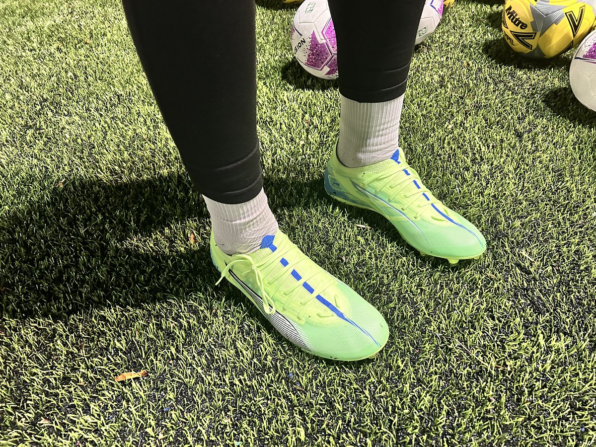 CrashGK's tweet image. Not sure how to handle Coach KP’s new boot choice #puma #football #goalkeeper