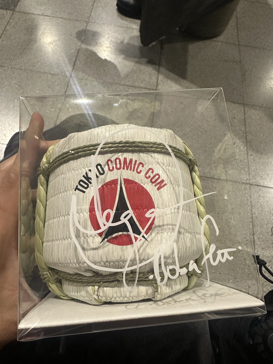 kinsneaker265's tweet photo. コミコン2日目
日本酒買って買えるかーと思ったら店頭にダニエル・ローガンいてサイン書いてくれた上に写真まで撮ってくれた
陽気なおにいさんすぎて最高だった
これを機にスターウォーズシリーズちゃんと観ます
#東京コミコン2025 https://t.co/ygQ97lWKzg