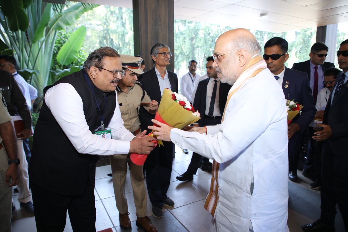 કેન્દ્રીય ગૃહ અને સહકાર મંત્રી તેમજ ગાંધીનગરના સાંસદ શ્રી અમિતભાઈ શાહના અધ્યક્ષસ્થાને ગાંધીનગર સર્કિટ હાઉસ ખાતે ગાંધીનગર લોકસભા ક્ષેત્રમાં આવતા તળાવોના આંતરજોડાણની સમીક્ષા કરવામાં આવી હતી.  આ સમીક્ષા બેઠકમાં મુખ્યમંત્રી શ્રી ભૂપેન્દ્રભાઈ પટેલ, નાયબ મુખ્યમંત્રી શ્રી હર્ષભાઈ સંઘવી,